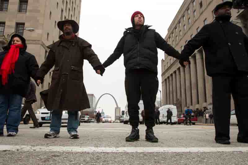 Moins de violences à Ferguson, la mobilisation s'étend