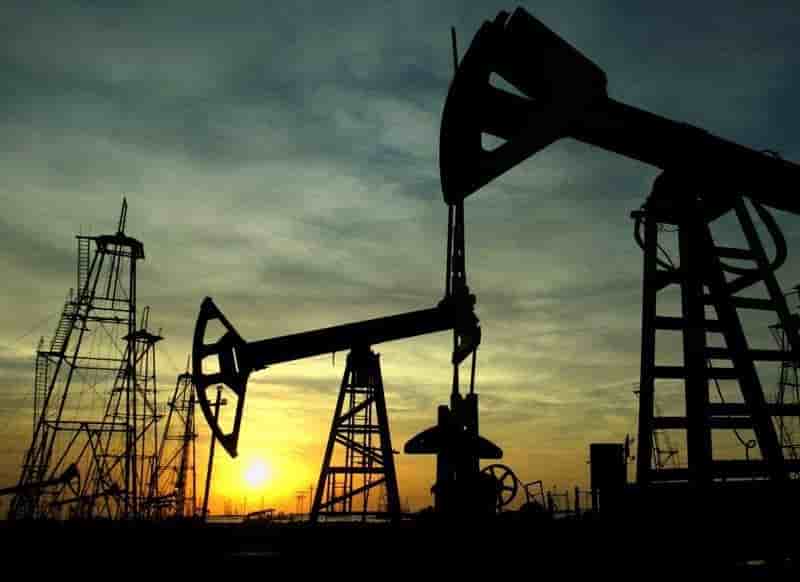 Les cours du petrole toujours orientes a la baisse