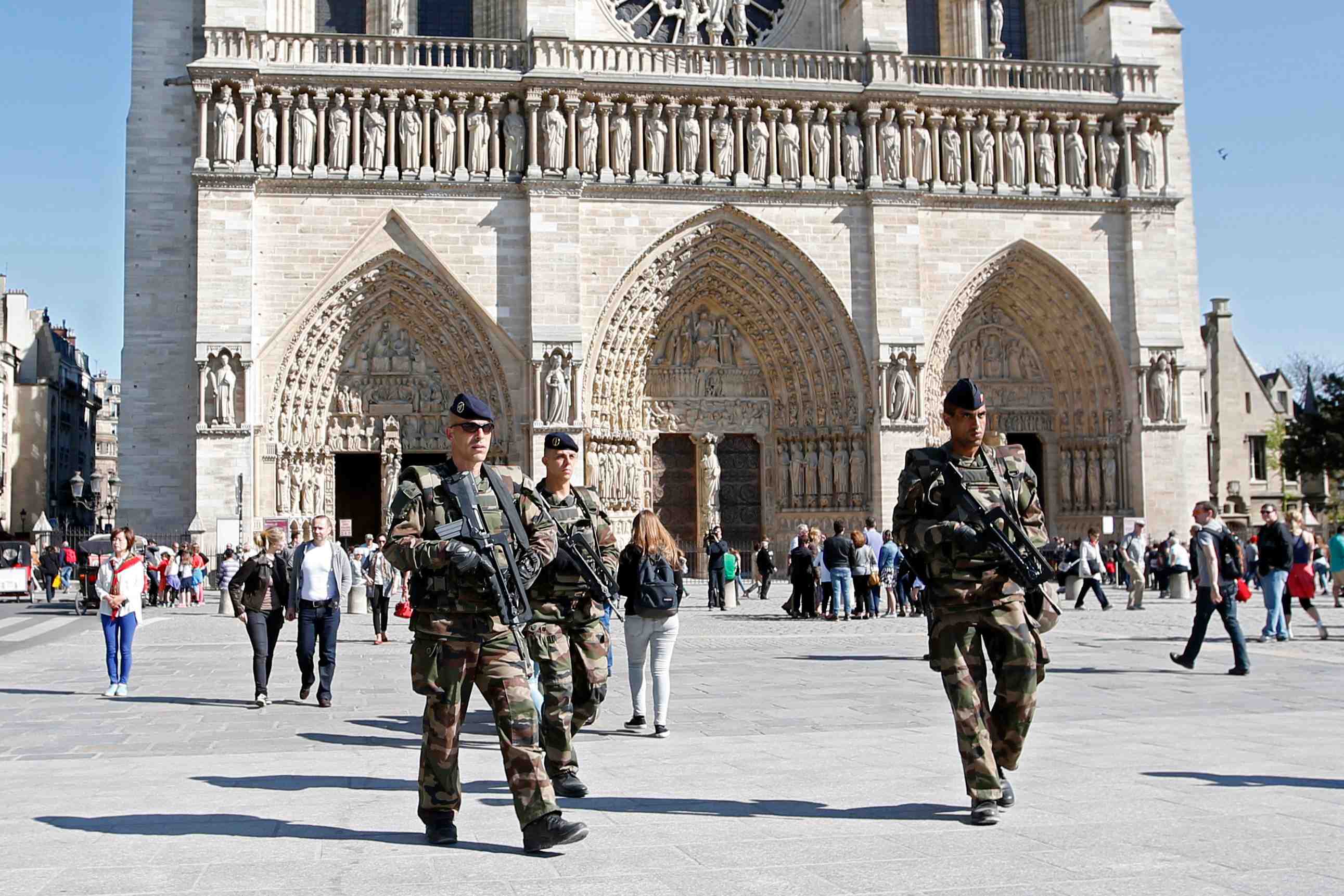 Valls a villejuif apres l'attentat dejoue contre des eglises