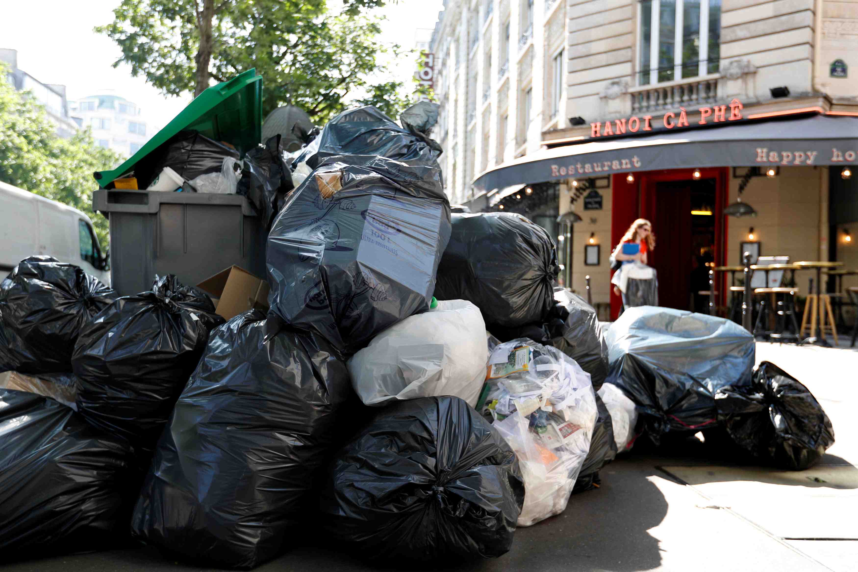 La greve des eboueurs a paris prolongee jusqu'au 14 juin