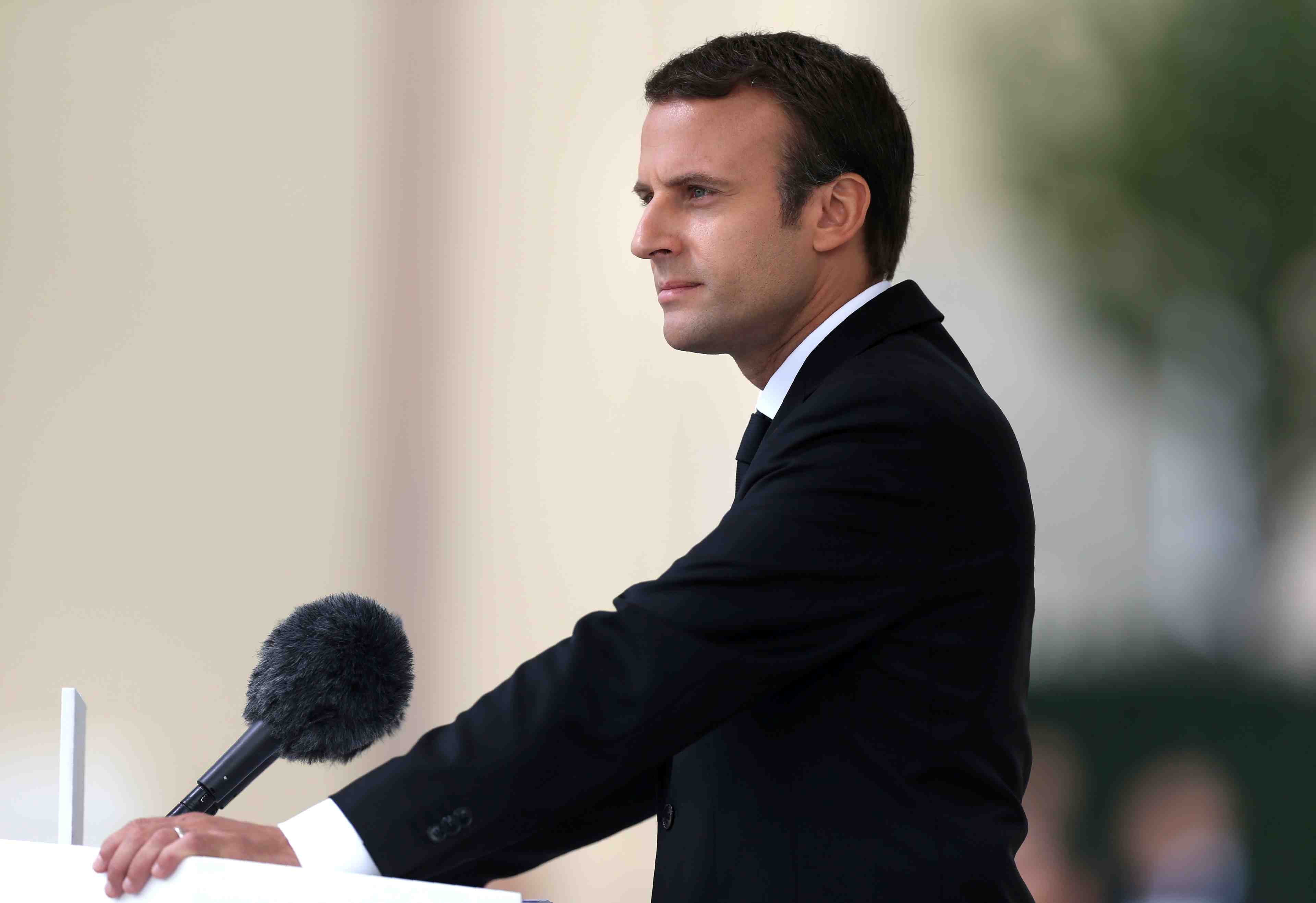 La popularite de macron chute en juillet, selon un sondage yougov