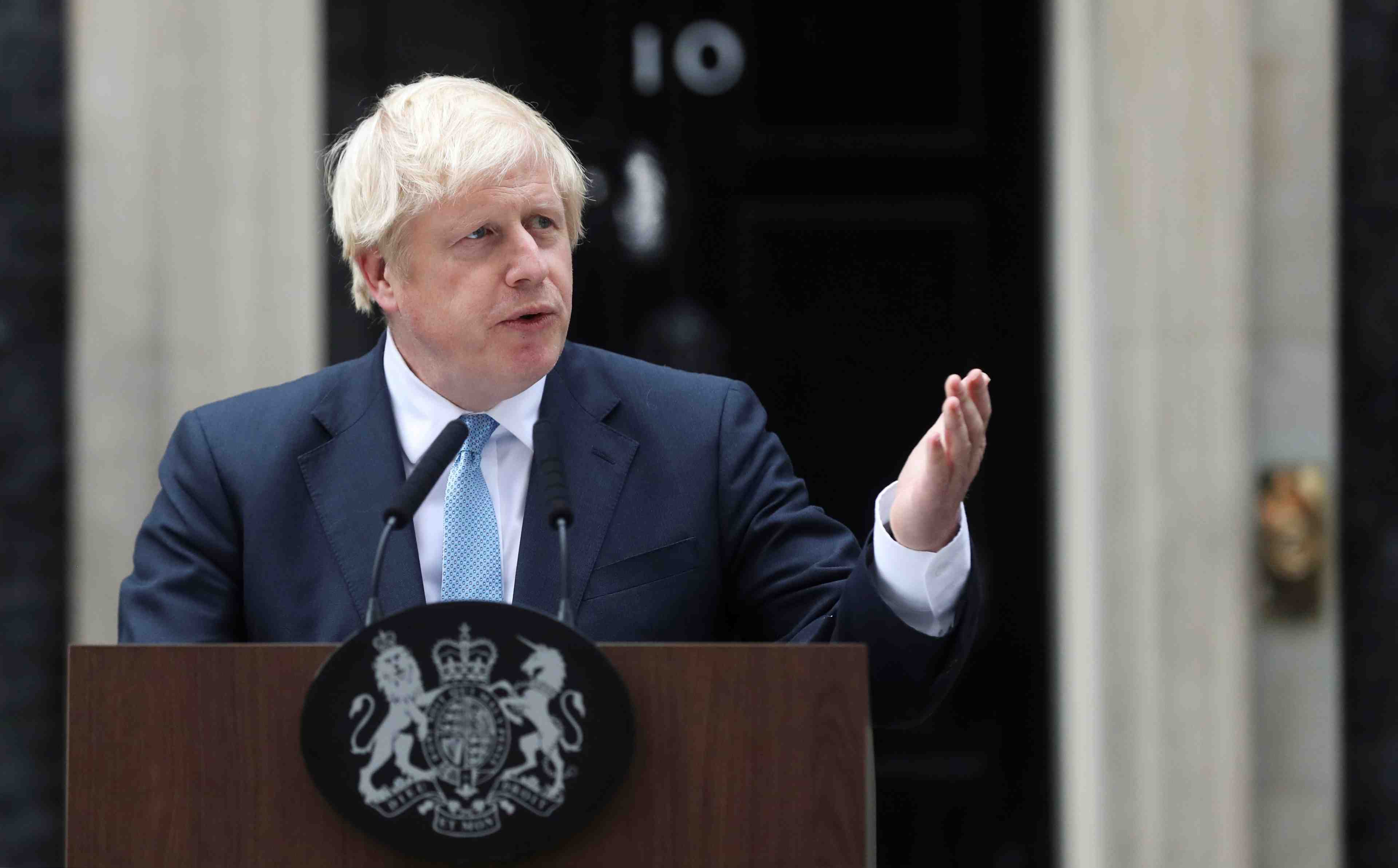 Johnson sort la menace d'elections