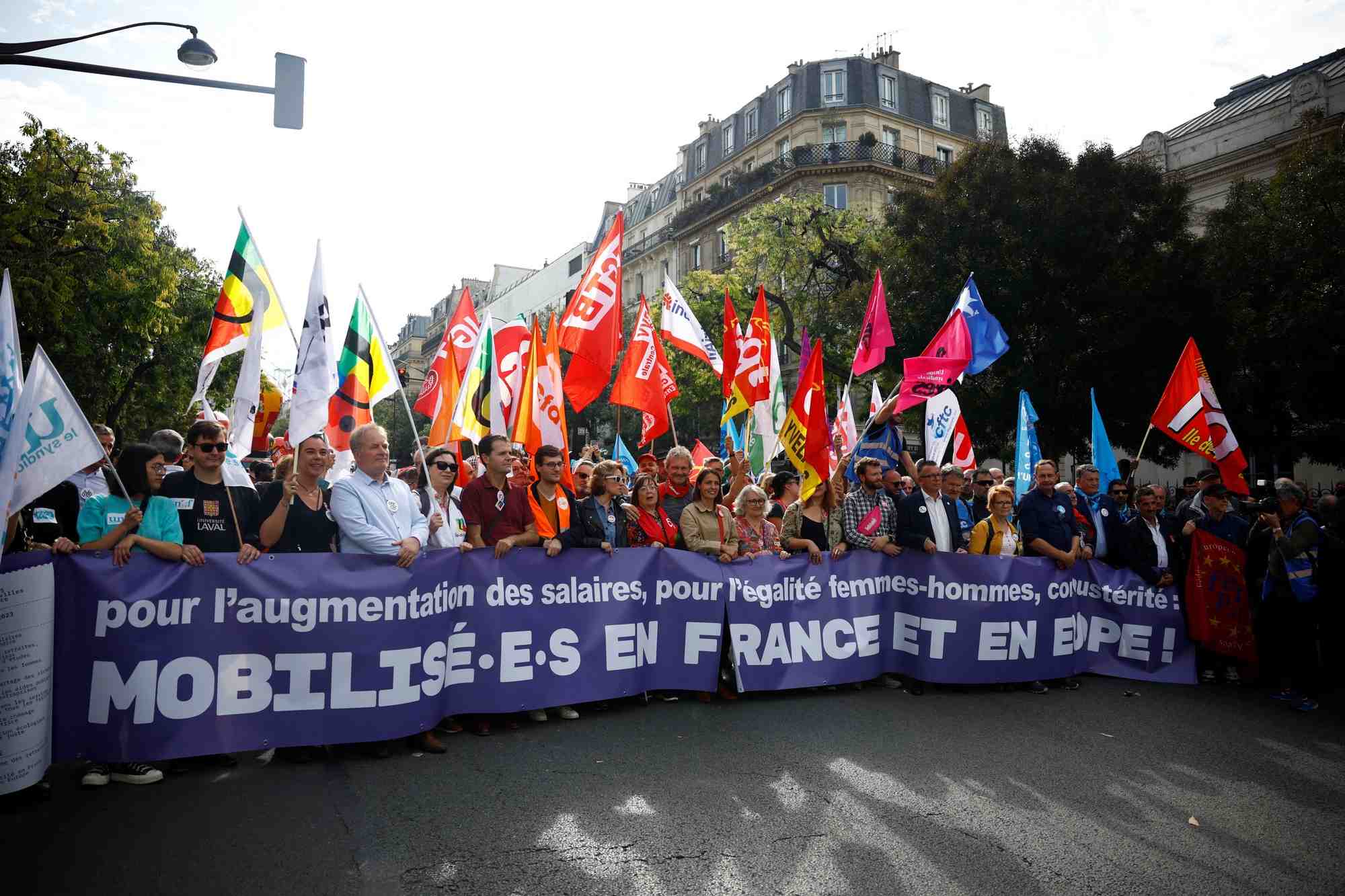 La conférence sociale se tient trois jours après une manifestation pour défendre le pouvoir d'achat, qui a rassemblé quelque 200.000 personnes en France.