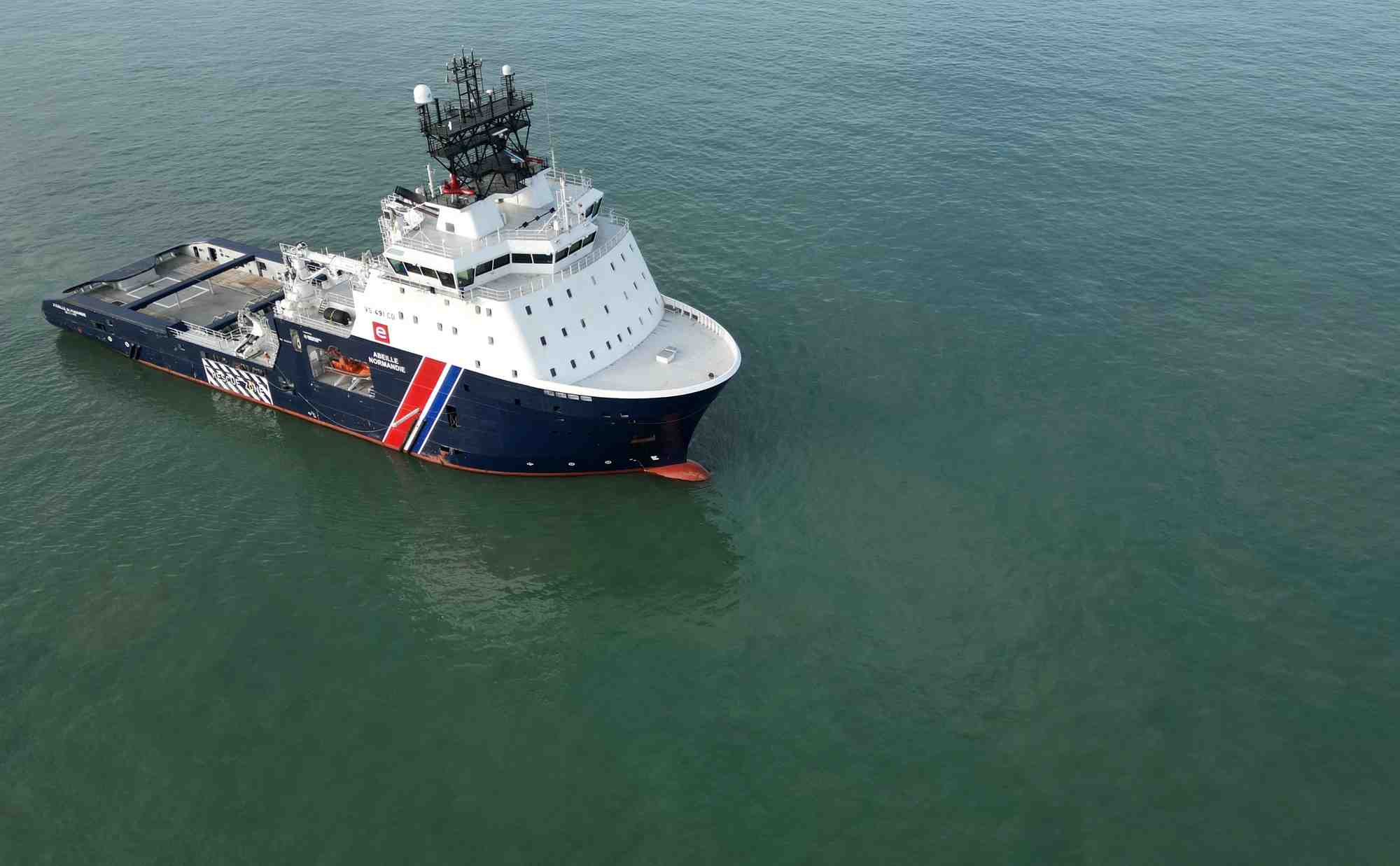 Un navire de sauvetage francais est vu dans la manche