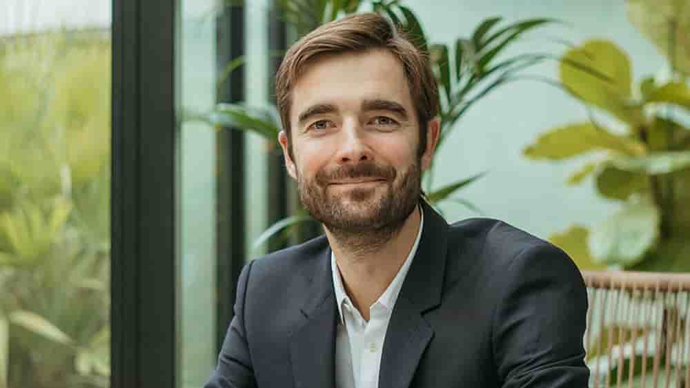 Clément Eulry, DG d’Airbnb France et Benelux, annonce une extension du fonds social créé par son entreprise en 2024.
