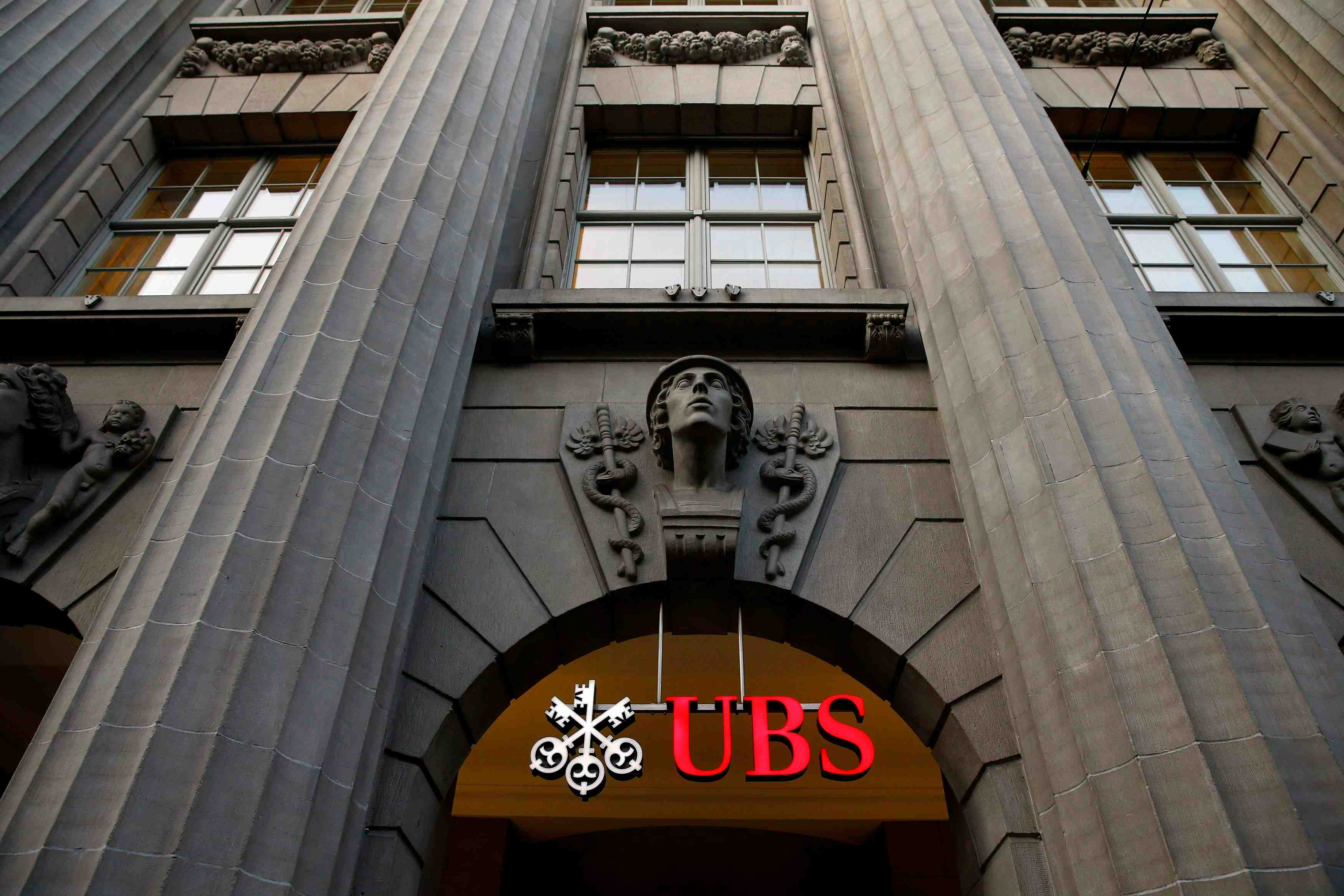 L'ex-employe americain qui avait denonce ubs entendu a paris