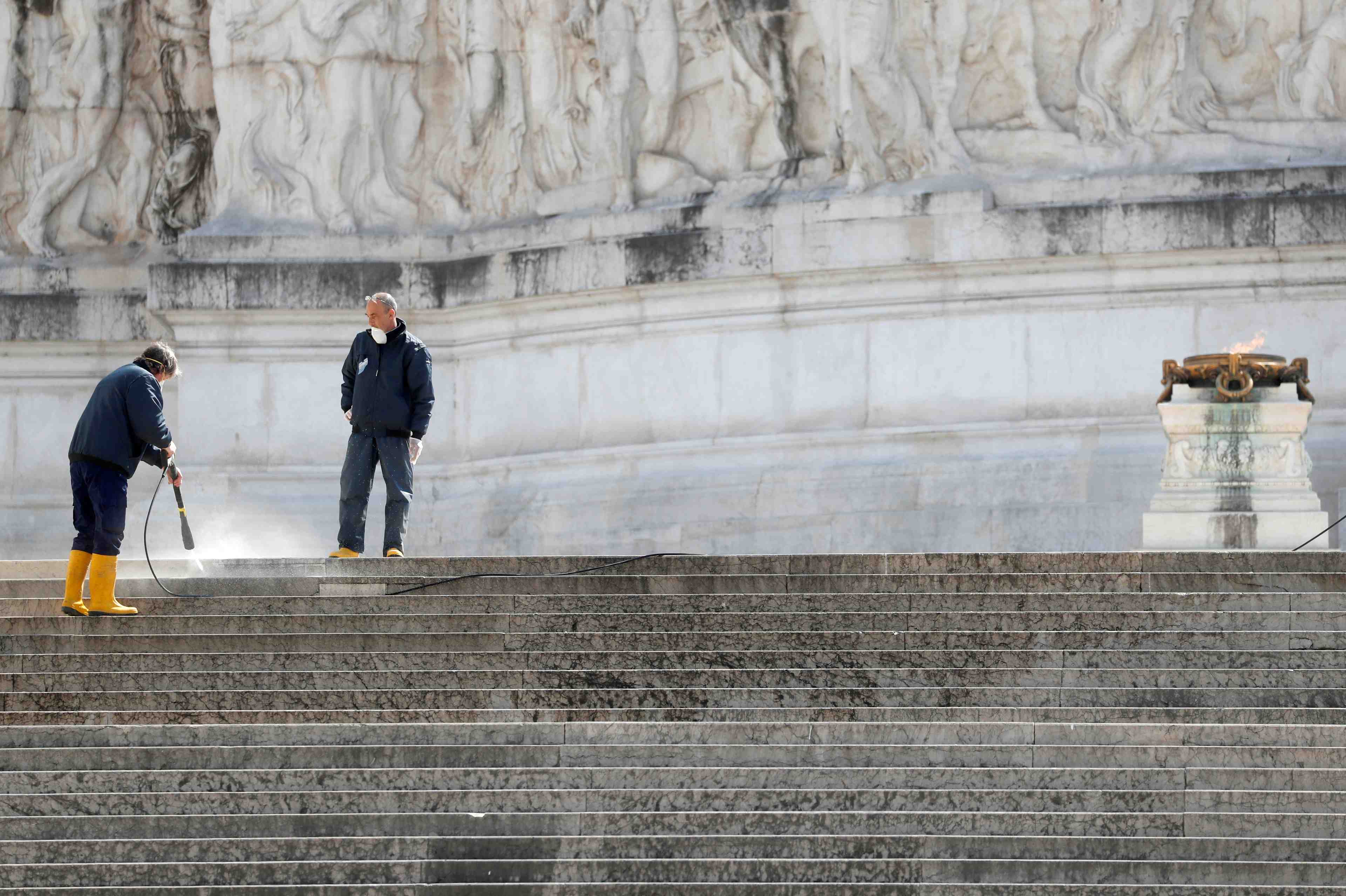Hausse limitee des deces et des nouvelles contaminations en italie