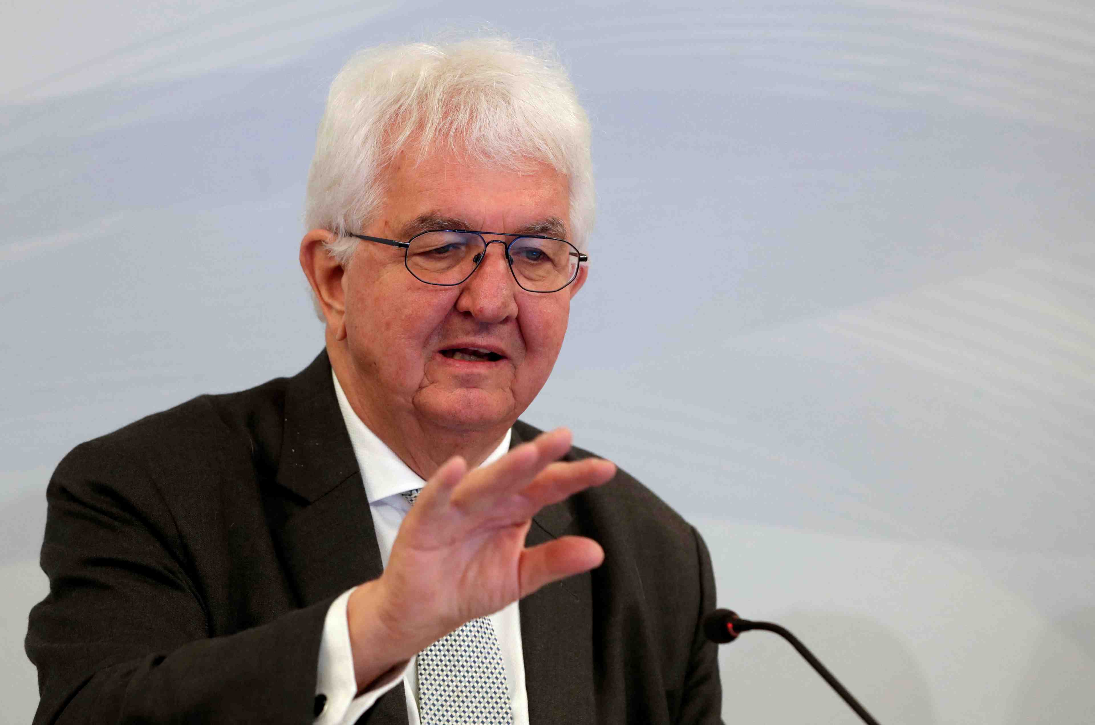 La bce pourrait relever ses taux a l'ete, avant la fin de ses achats d'obligations, dit holzmann