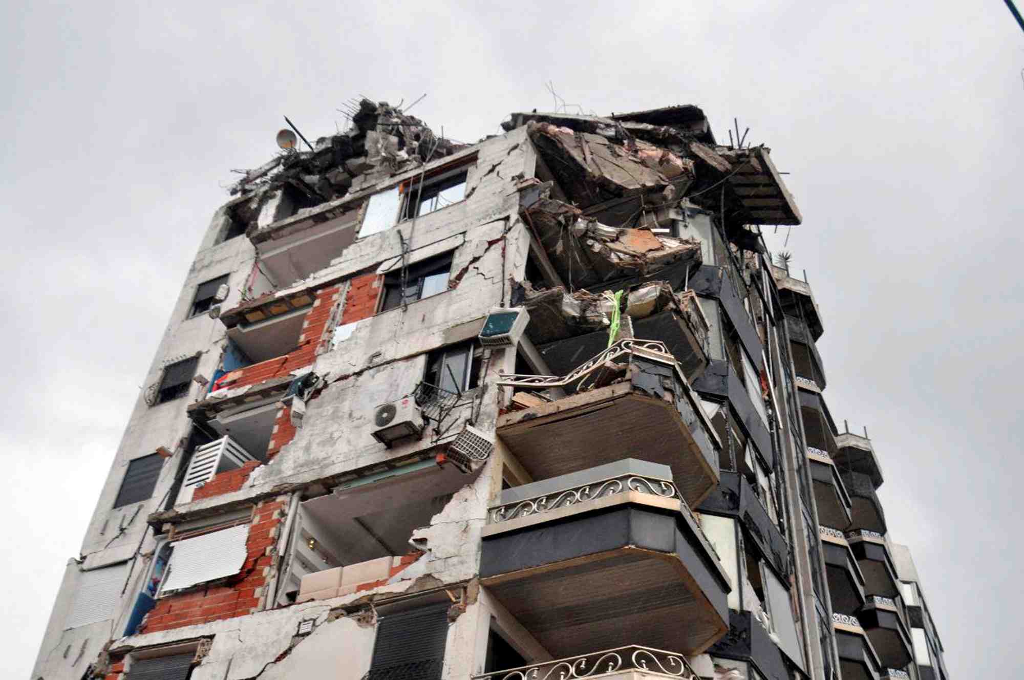 Un batiment endommage suite a un tremblement de terre, a lattaquie, en syrie
