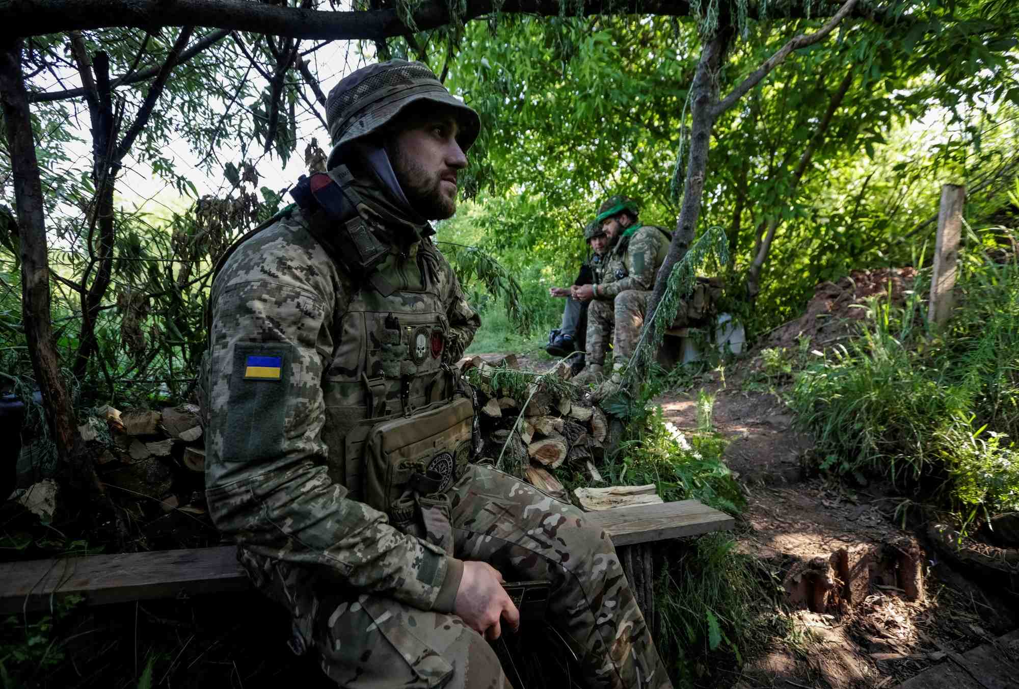 Des militaires ukrainiens sur une ligne de front dans la region de donetsk