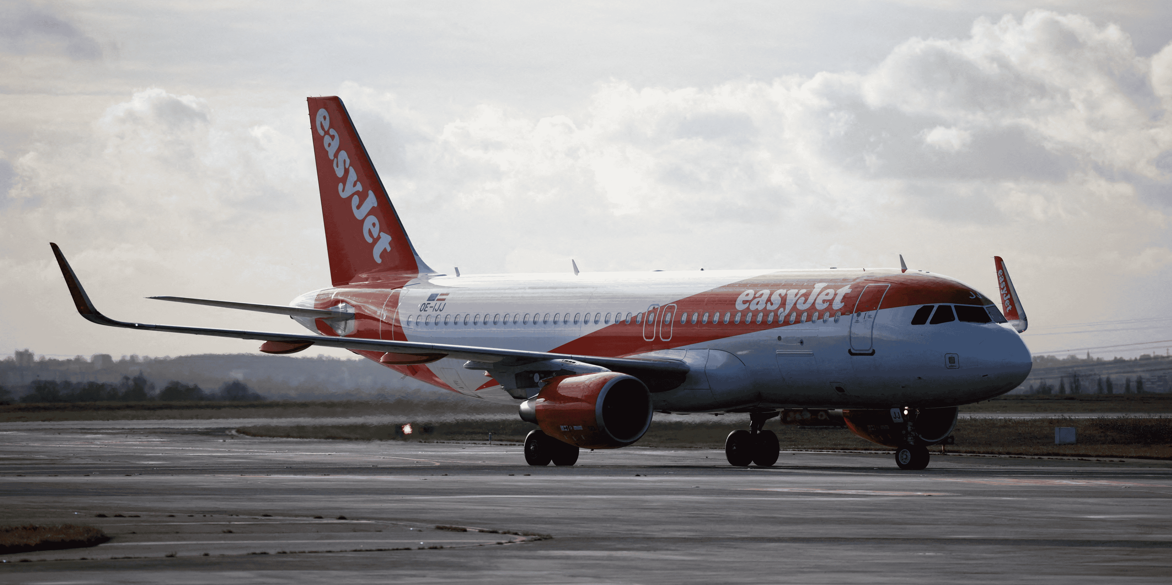 Un avion d'easyjet decolle de l'aeroport paris charles de gaulle, en france