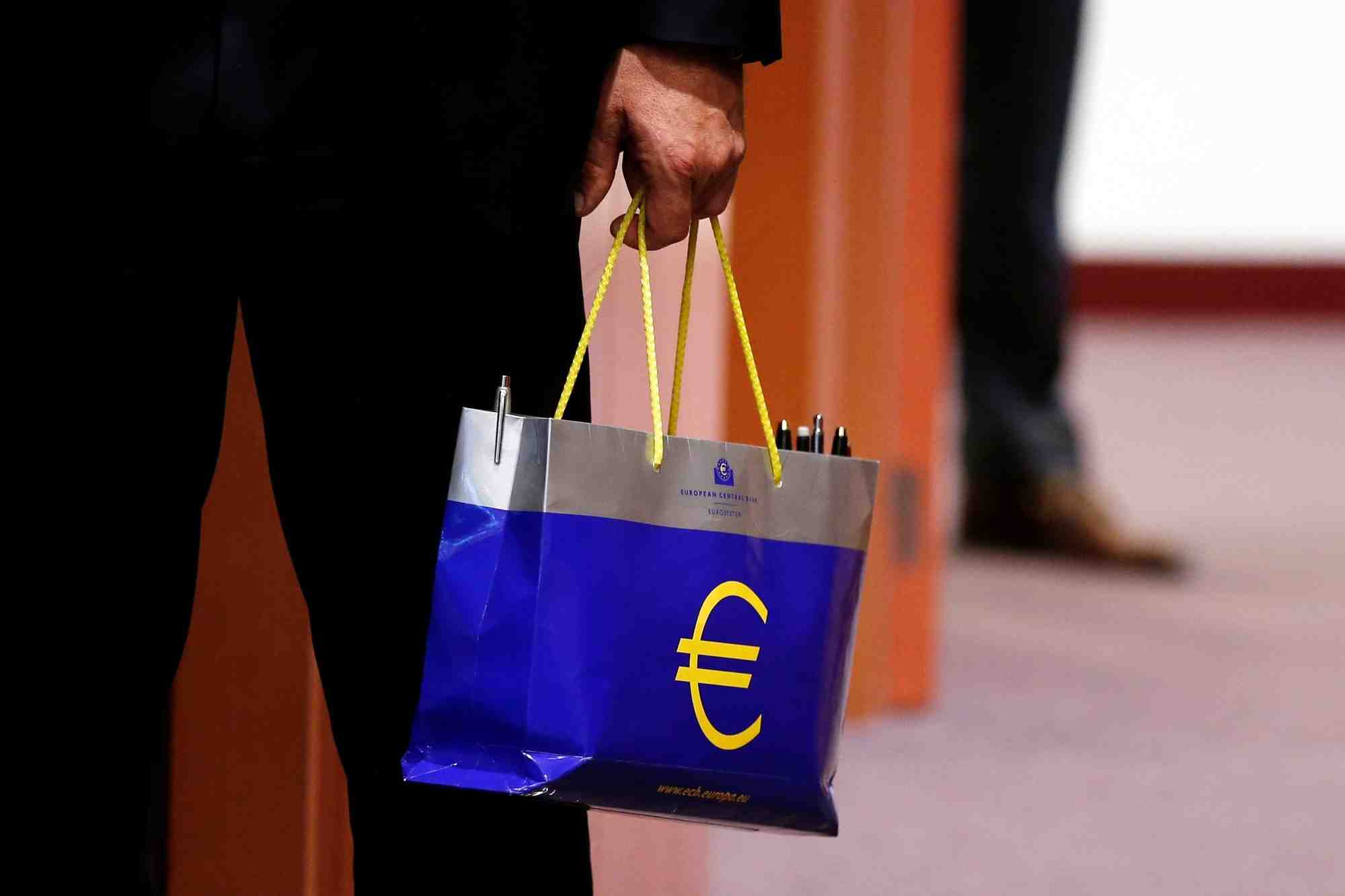 L’office européen des statistiques a également révisé en hausse, pour la deuxième fois, la croissance du PIB de la zone euro au quatrième trimestre à 0,2 %.