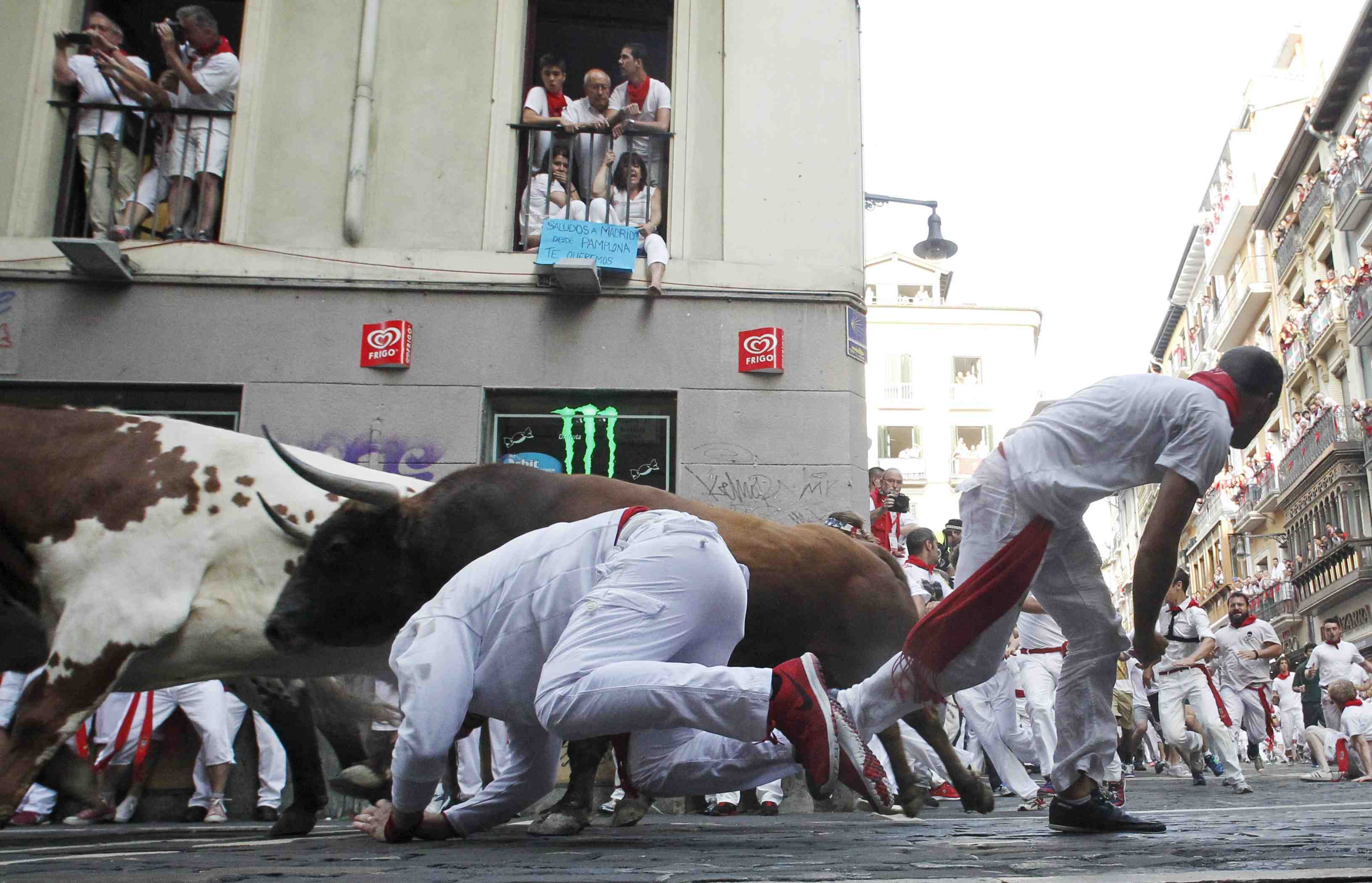 Trois hommes encornes par des taureaux a pampelune