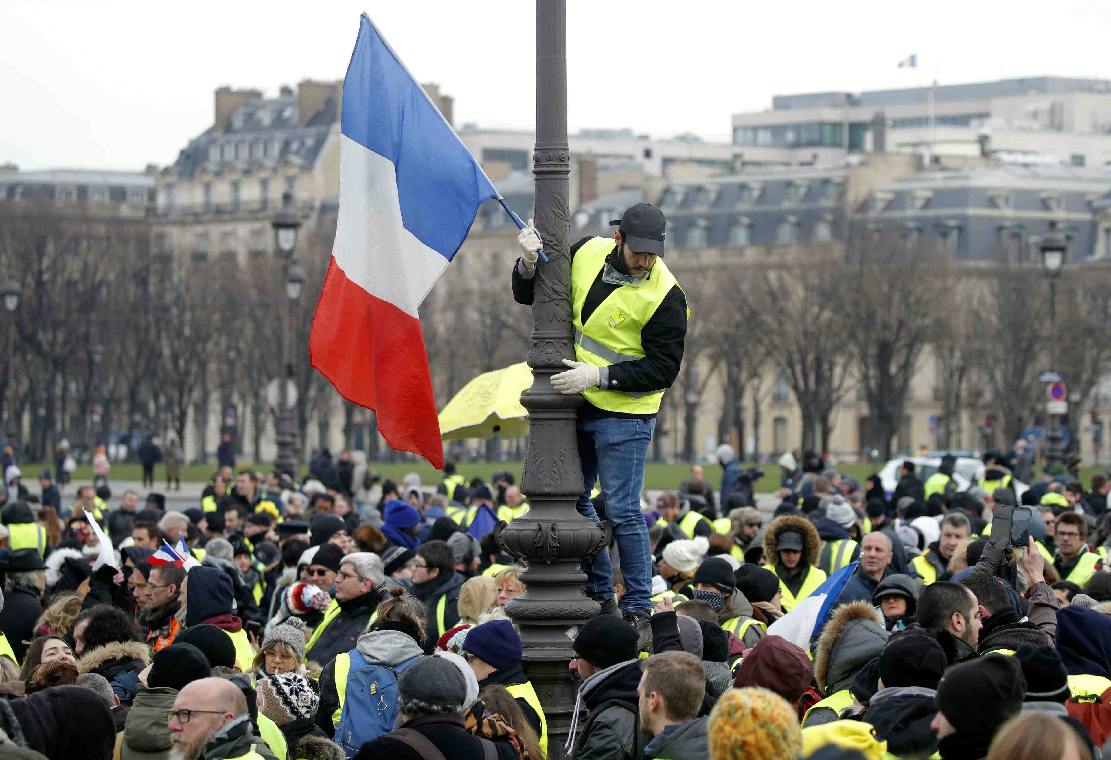 "gilets jaunes": premier samedi sur fond de "grand debat"