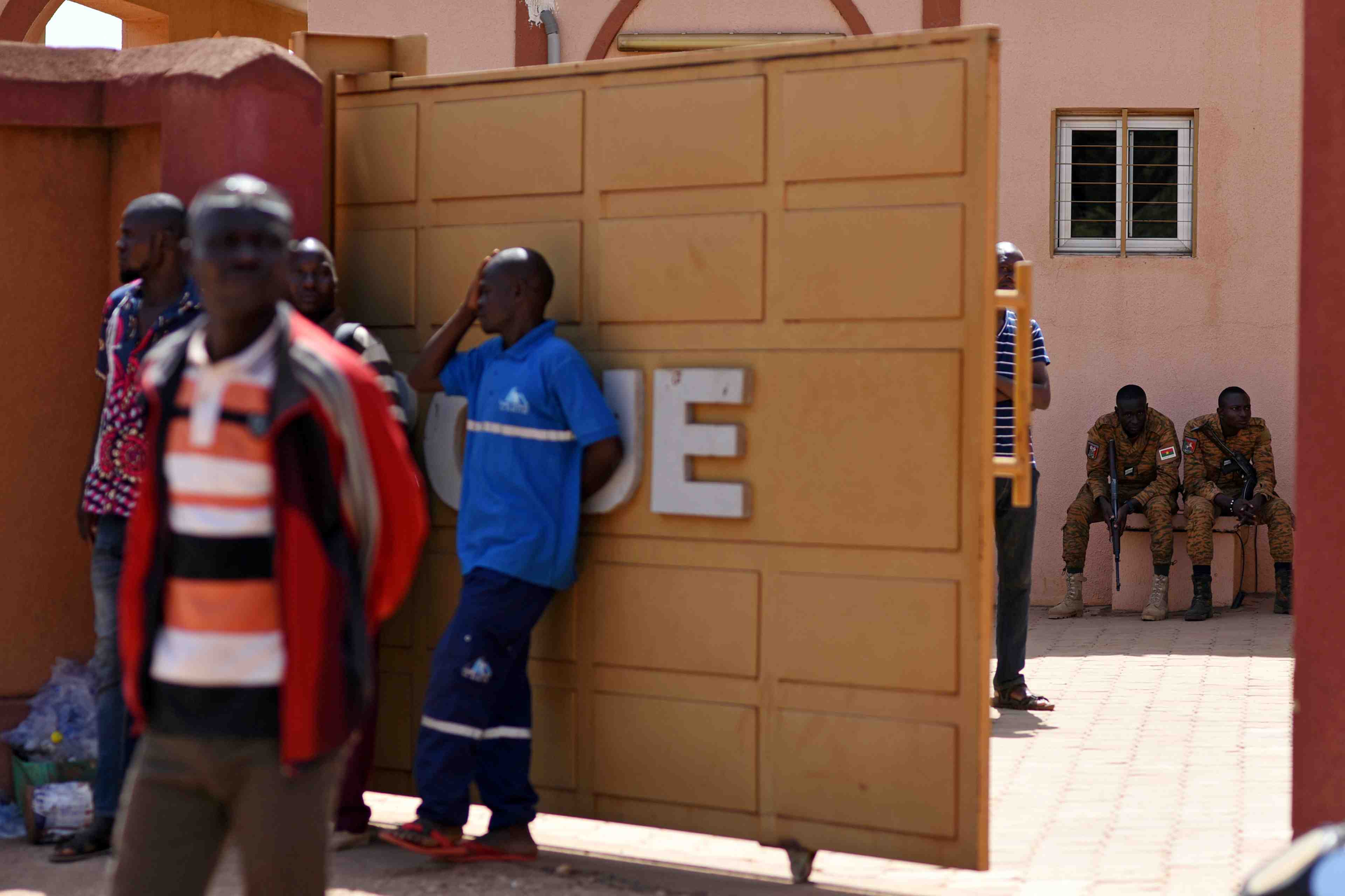 "il y a eu tant de morts" : des rescapes de l'attaque au burkina temoignent