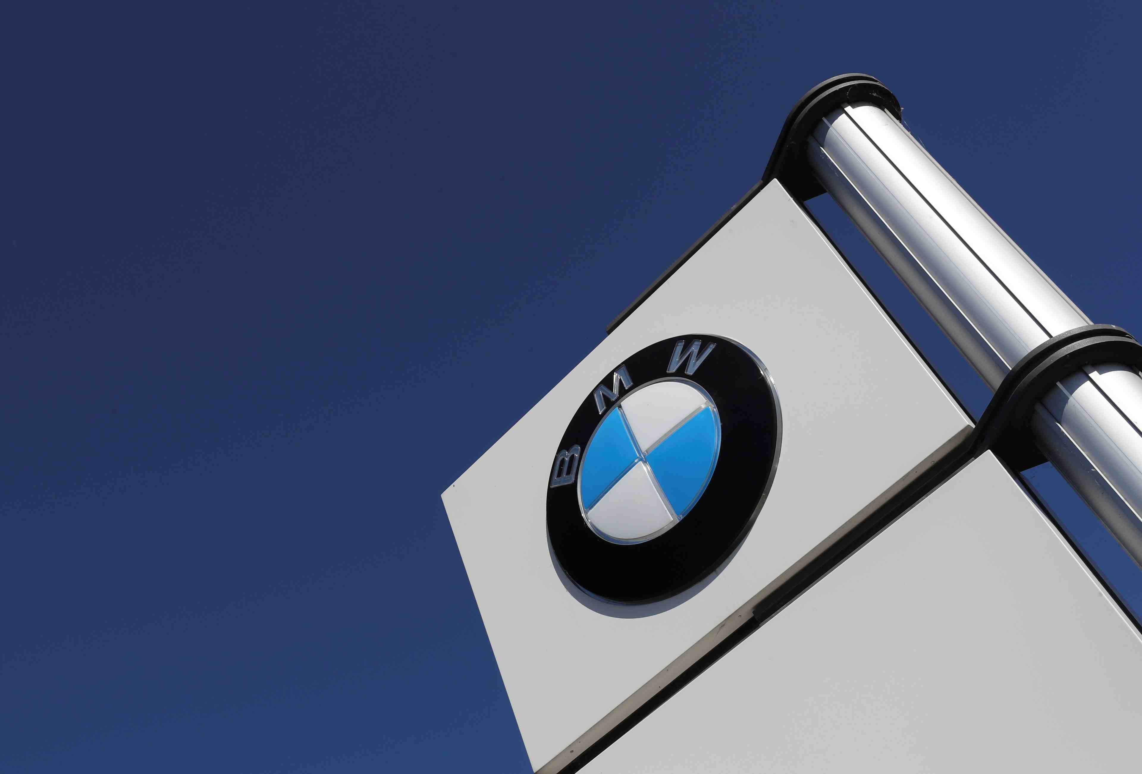 Bmw, epargne par la penurie de puces, confirme ses perspectives pour 2021