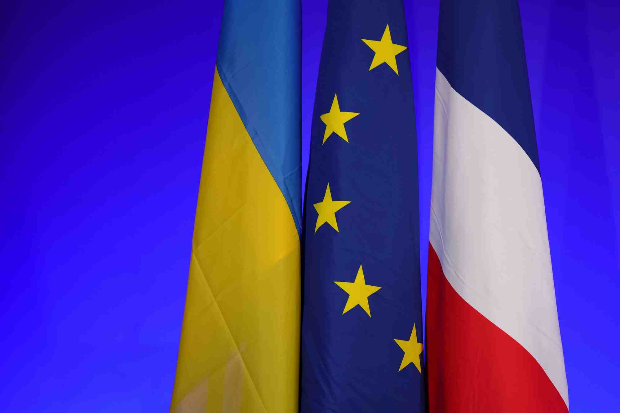 Ukraine: la france porte son aide financiere a 2 mds de dollars, selon macron
