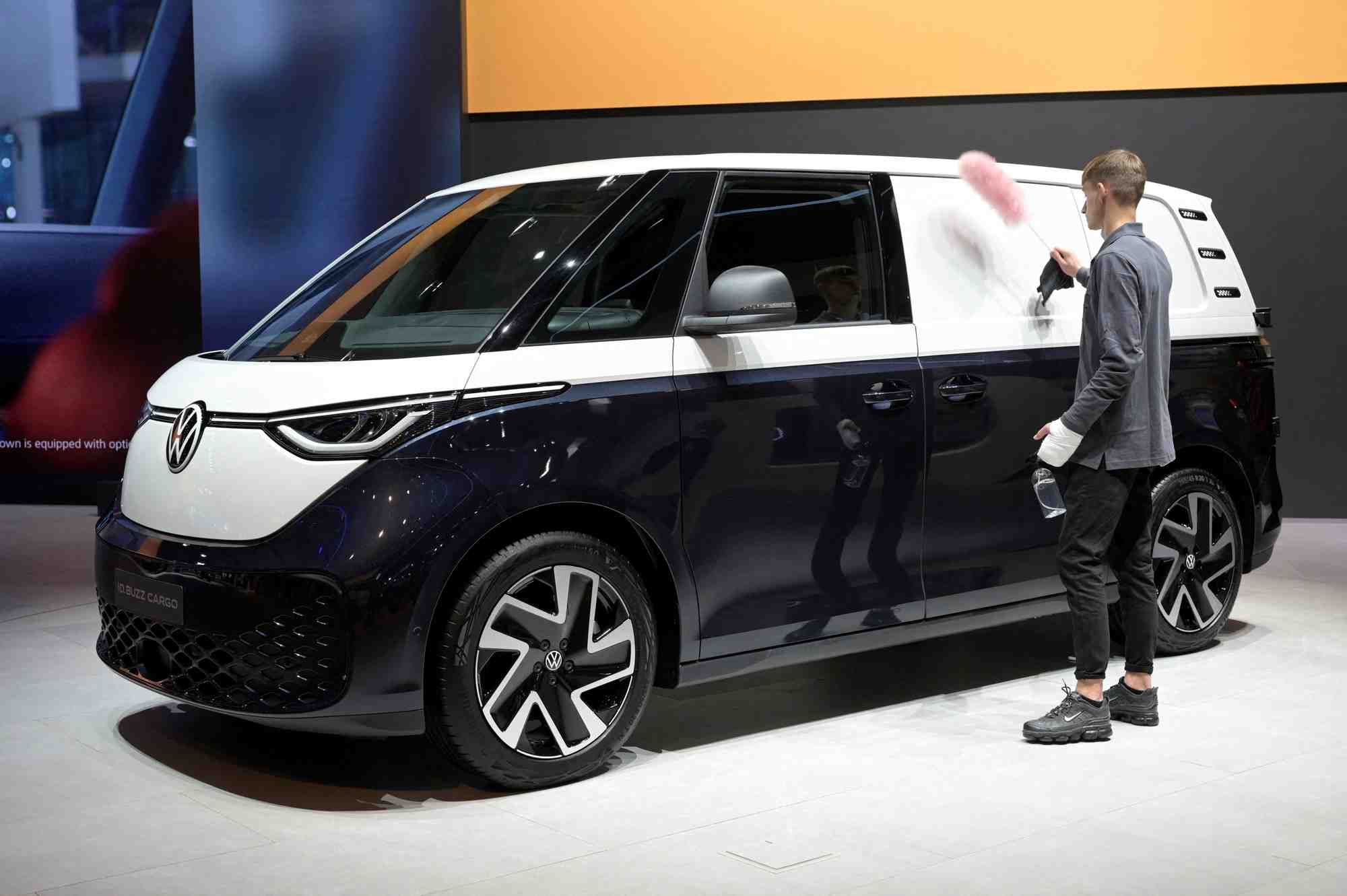 Un fourgon electrique id buzz sur le stand du constructeur allemand volkswagen commercial vehicles au salon des transports iaa a hanovre