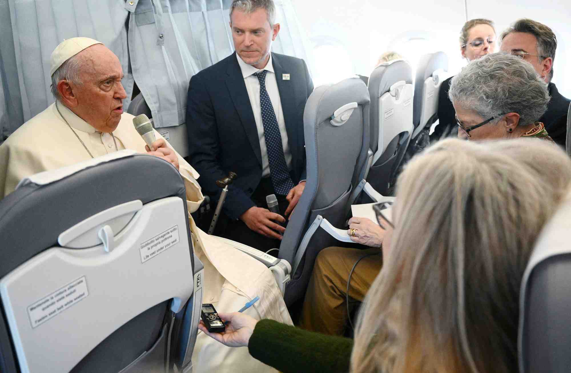 Le pape francois tient une conference de presse a bord de l'avion qui le ramene au vatican apres son voyage apostolique en hongrie