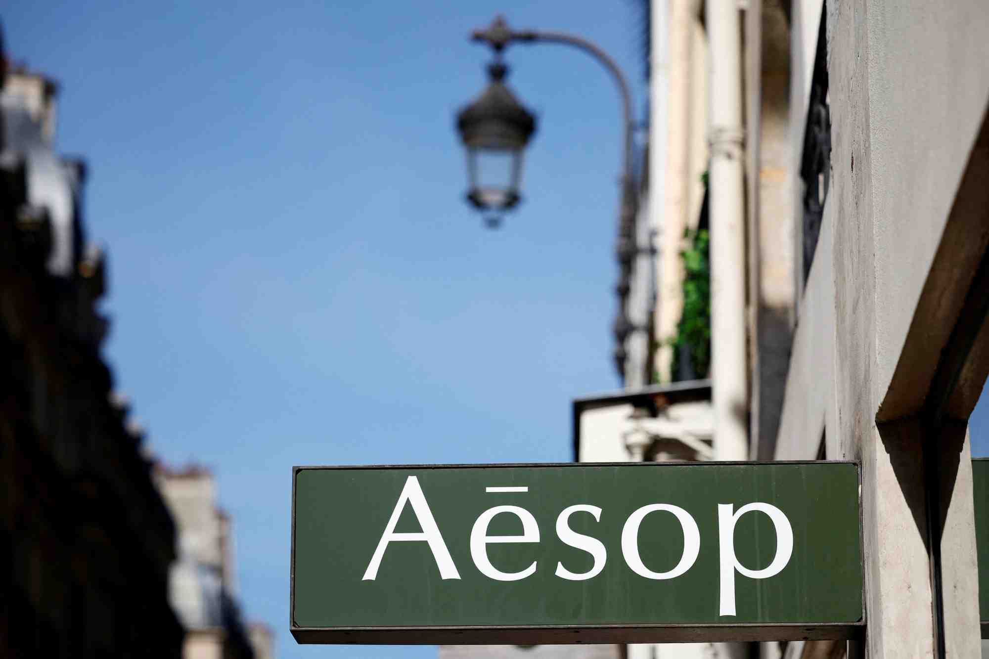 Photo d'un logo d'aesop visible a l'exterieur d'un magasin a paris