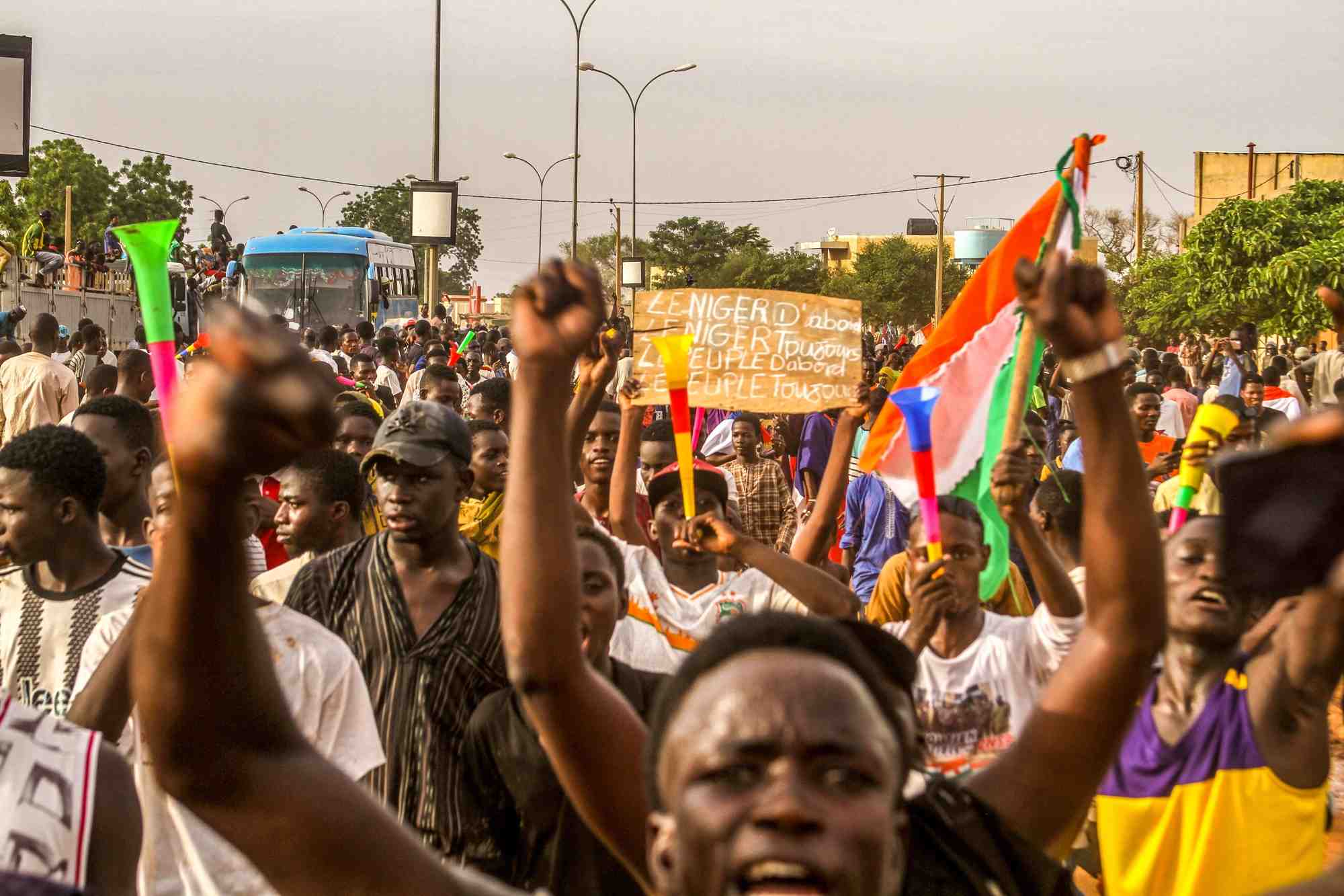 Photo de partisans de la junte nigerienne participant a une manifestation devant une base de l'armee francaise a niamey
