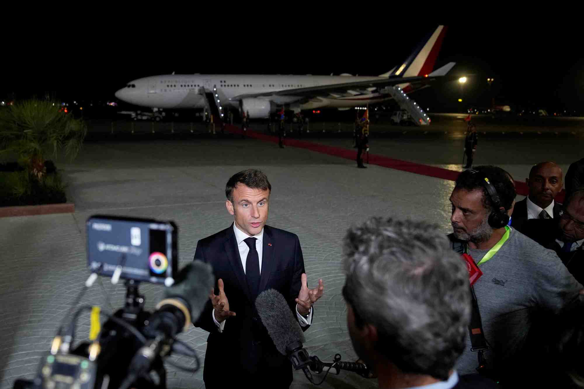 Emmanuel macron lors d'un deplacement en egypte