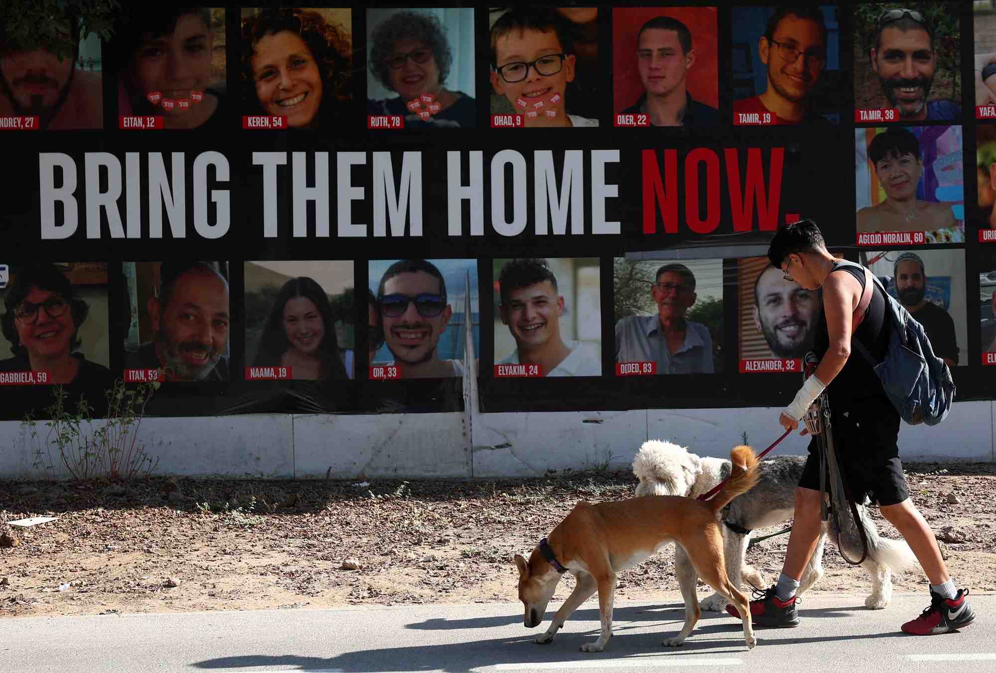 Affiches de soutien aux otages a tel aviv, israel