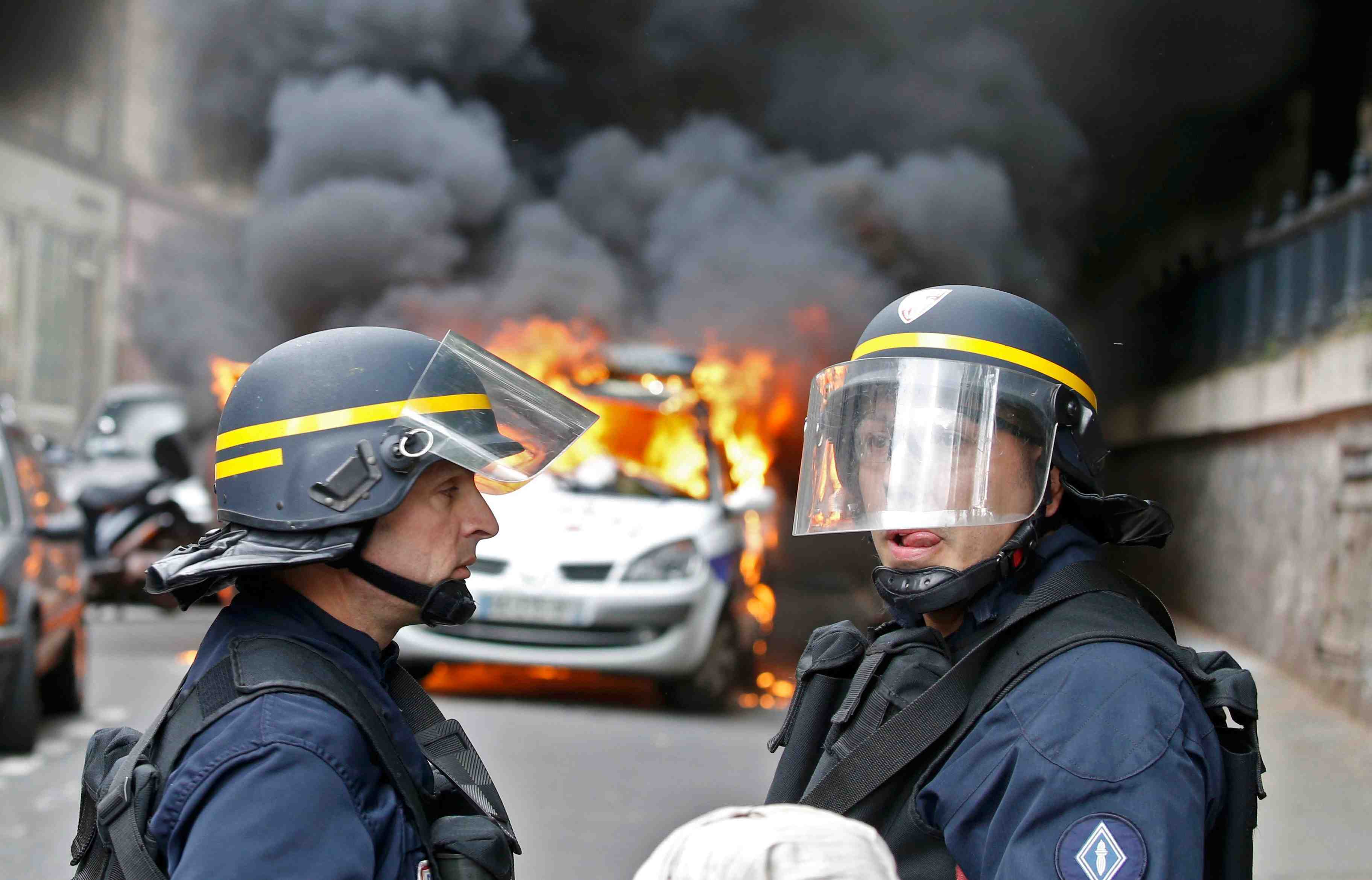 Les policiers dans la rue