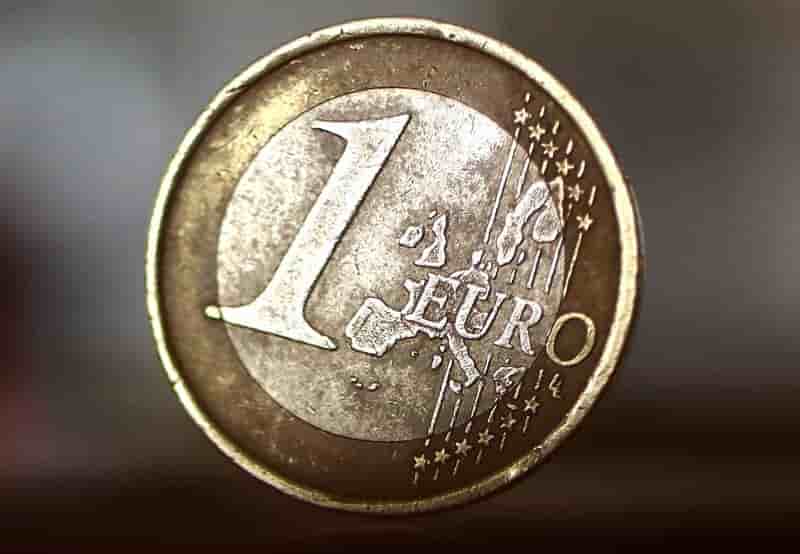 L'euro recule, affecte par le ton accommodant de la bce