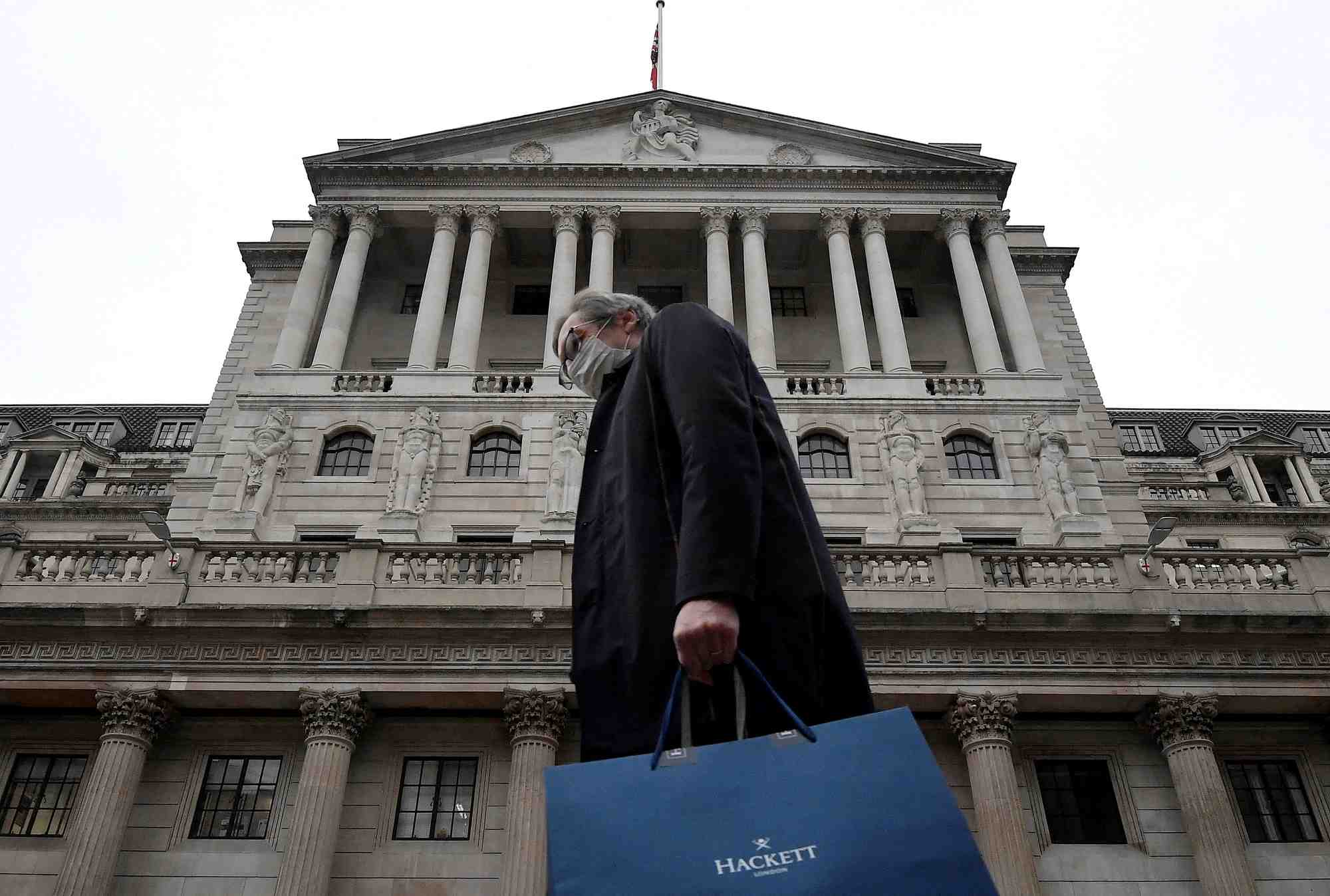 La boe releve son taux directeur a 1% malgre le risque de recession