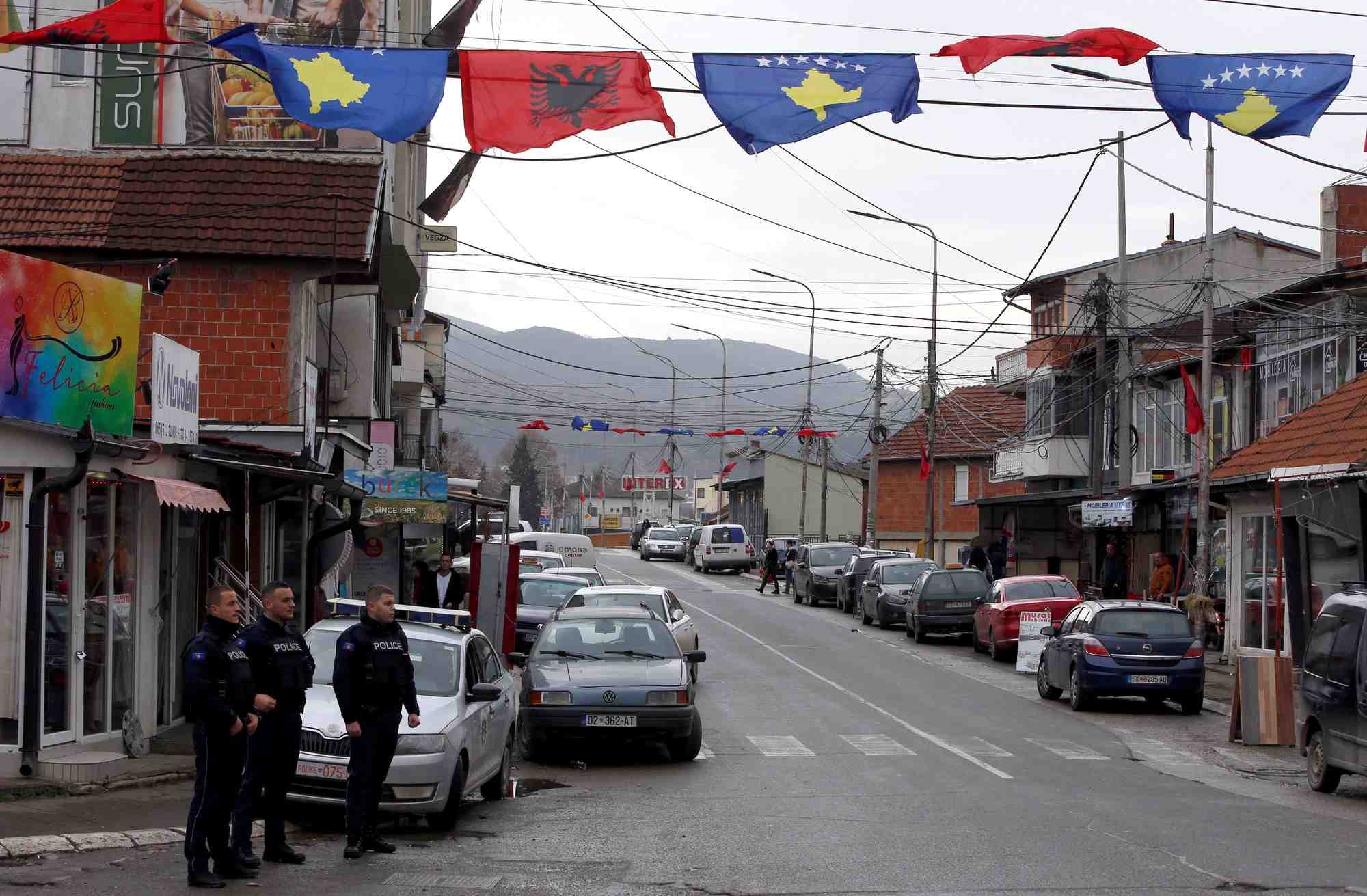 Des policiers du kosovo patrouillent dans une zone ethniquement mixte a mitrovica nord