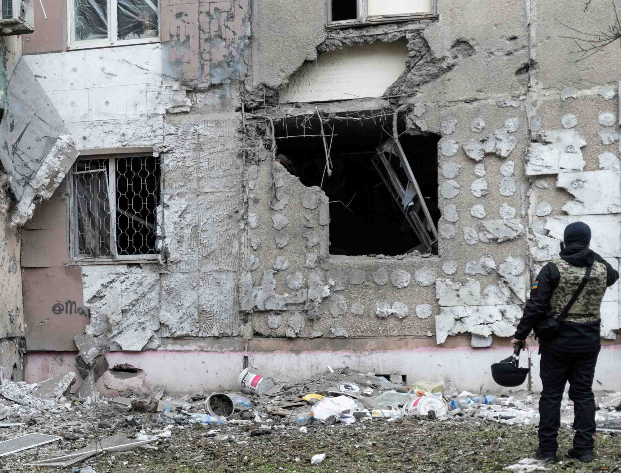Un procureur ukrainien charge des crimes de guerre inspecte un batiment residentiel endommage par une frappe militaire russe a kherson