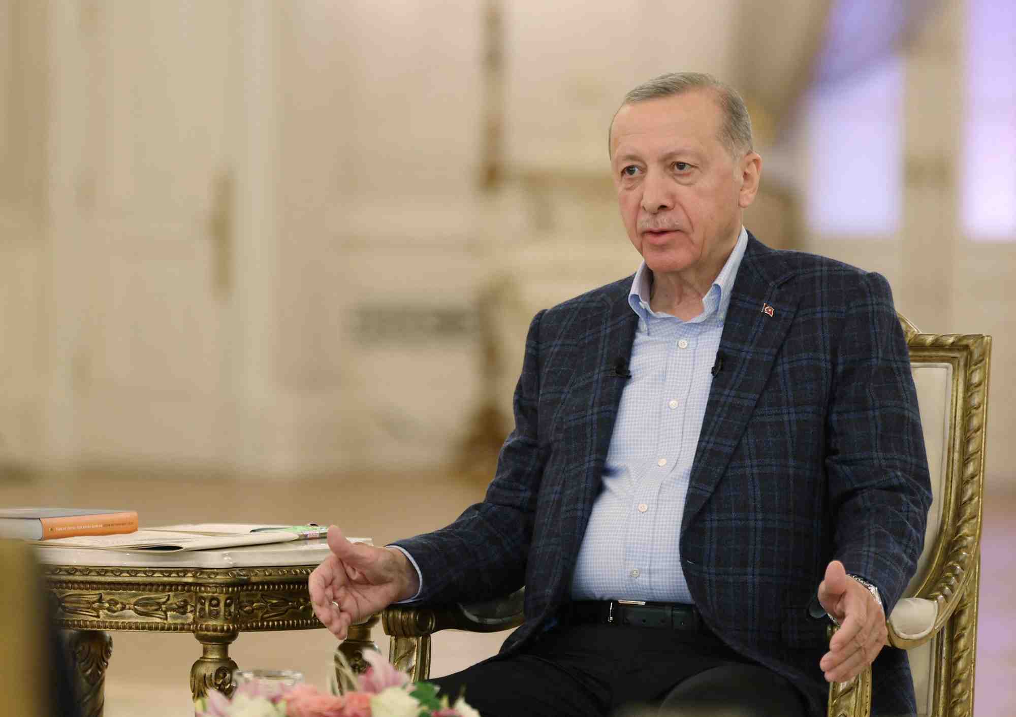 Le president turc recep tayyip erdogan s'exprime lors d'une emission en direct des chaines de television turques a ankara
