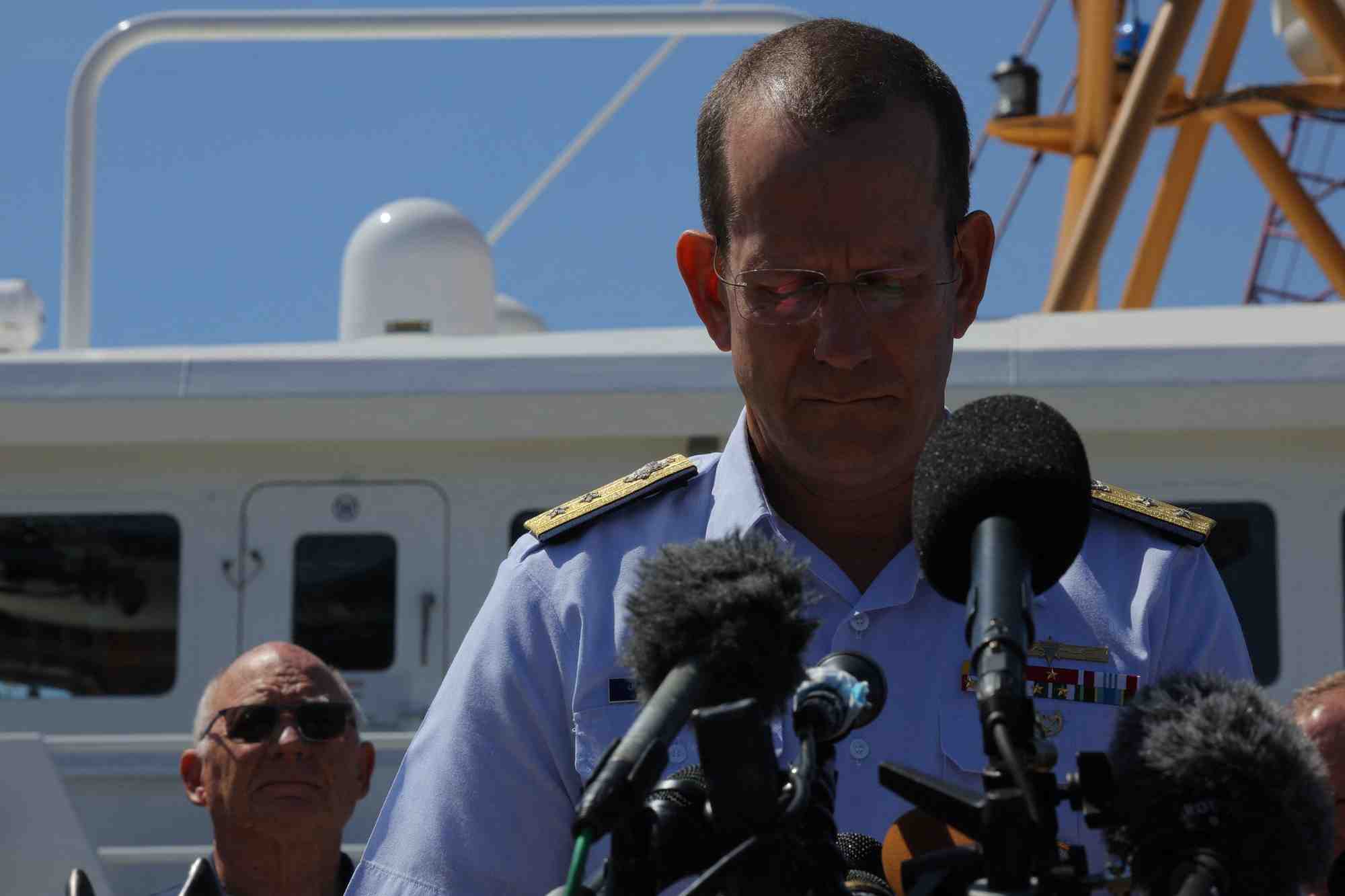 Le contre-amiral john mauger s'exprime lors d'une conference de presse sur les recherches du submersible d'exploration de l'epave du titanic oceangate expeditions