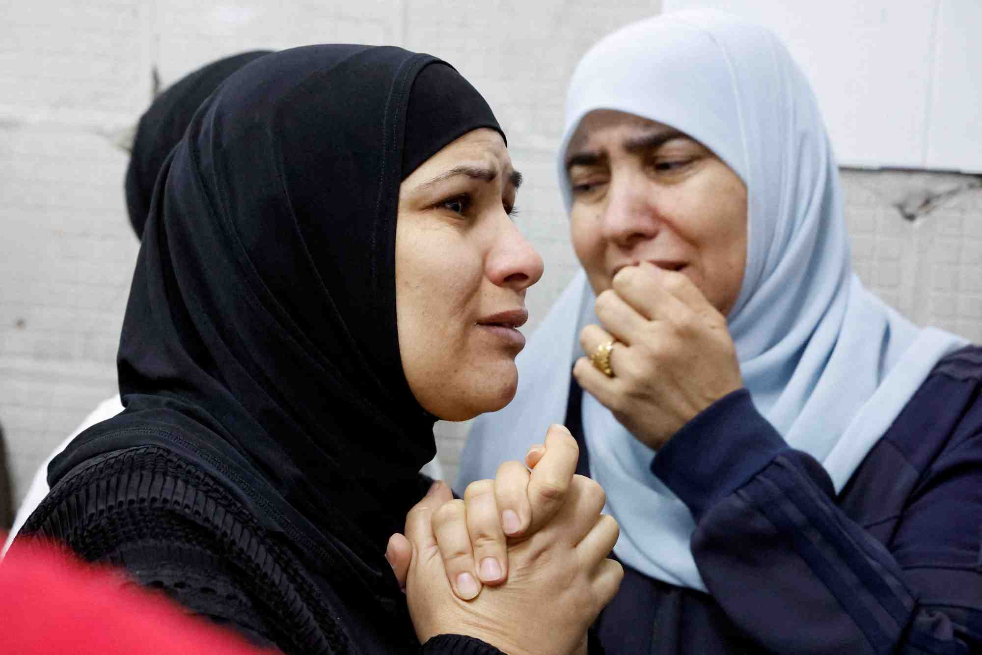 Deux femmes pleurent des palestiniens tues lors d'un raid israelien, a tulkarm