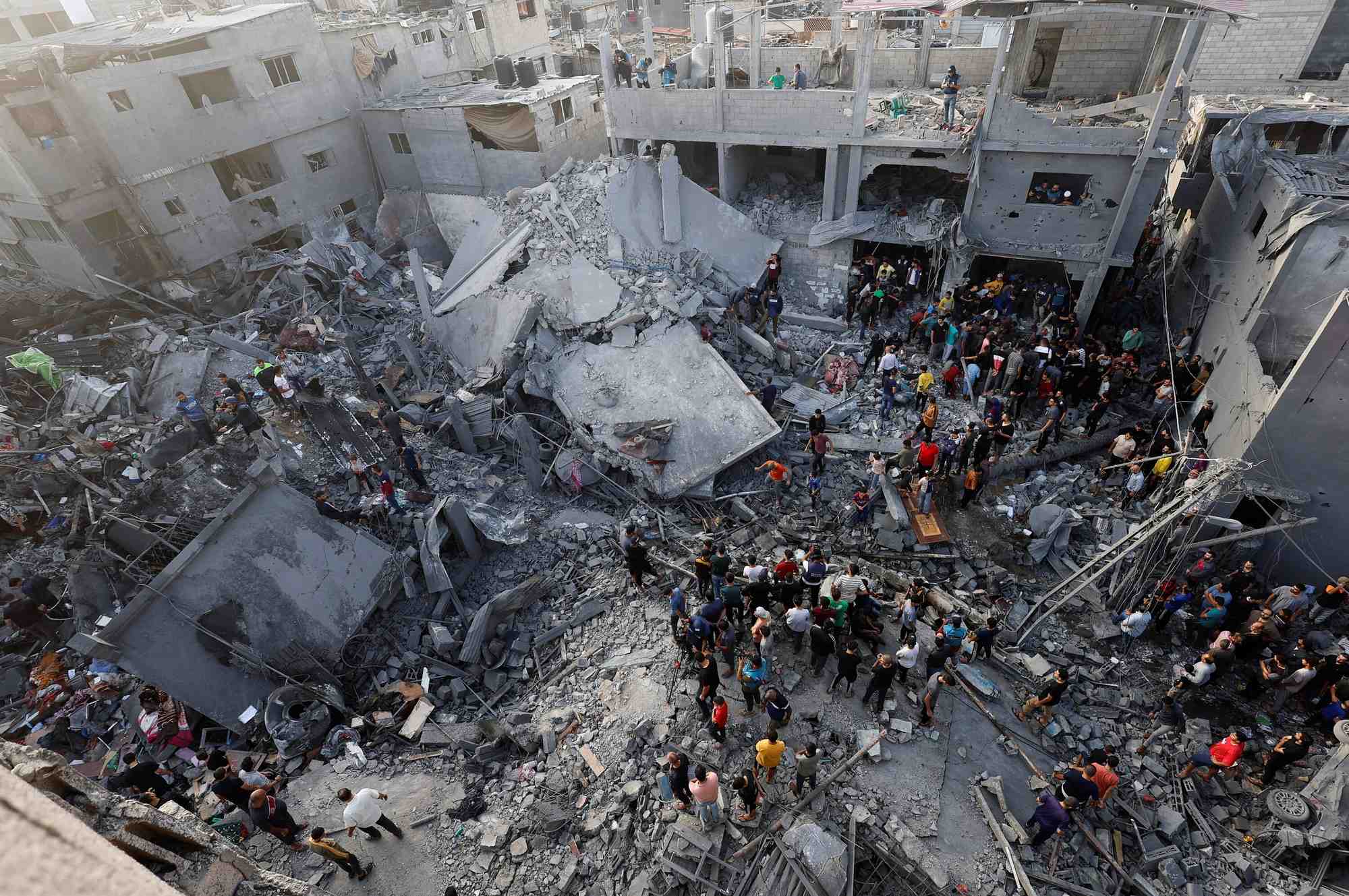 Des palestiniens recherchant des victimes apres des frappes israeliennes sur des batiments residentiels a gaza