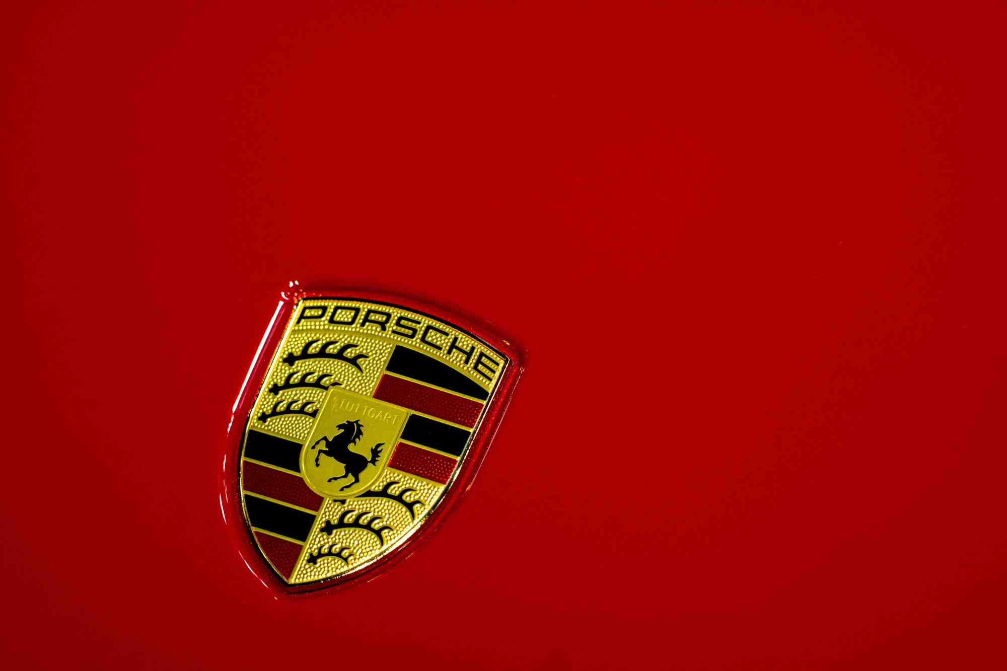Logo porsche lors de la 39e exposition internationale de l'automobile en thailande