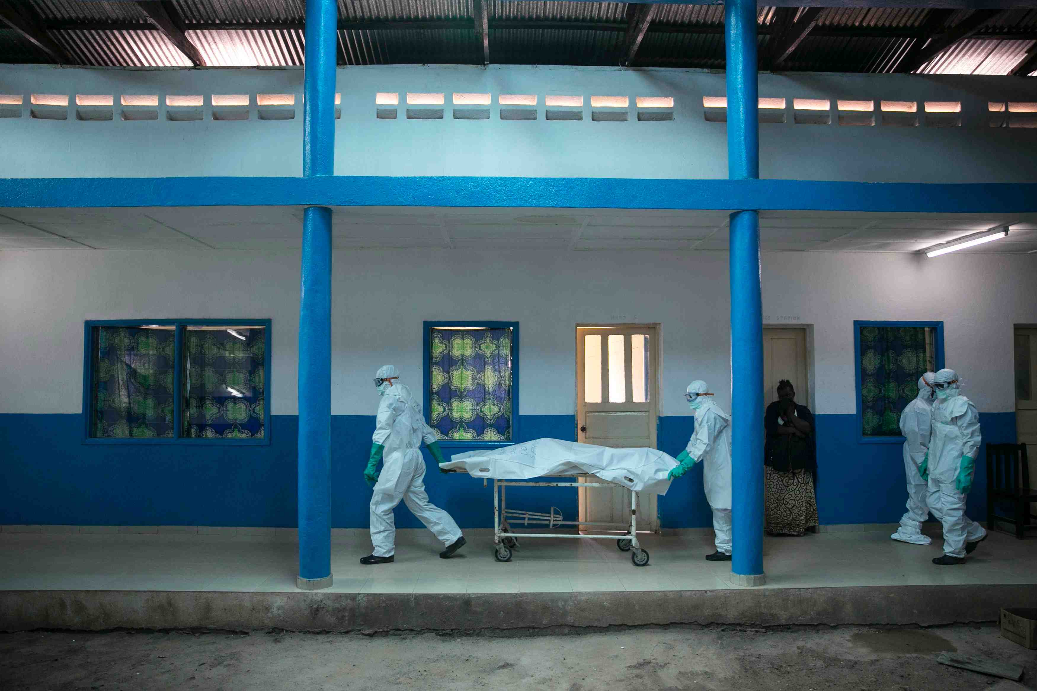 Le virus ebola a fait pres de 7.400 morts, selon l'oms