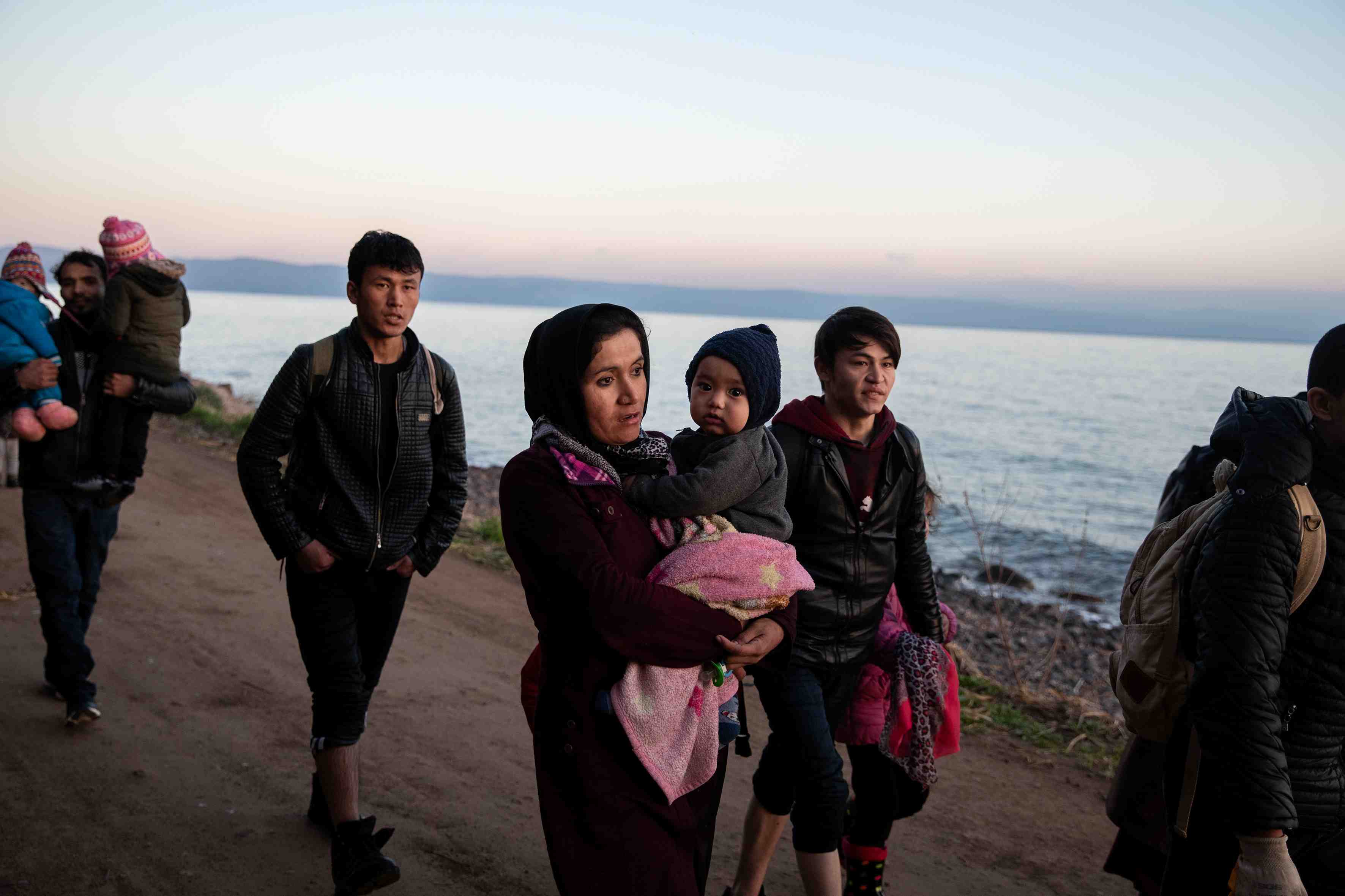 Un enfant mort, 47 migrants secourus au large de lesbos