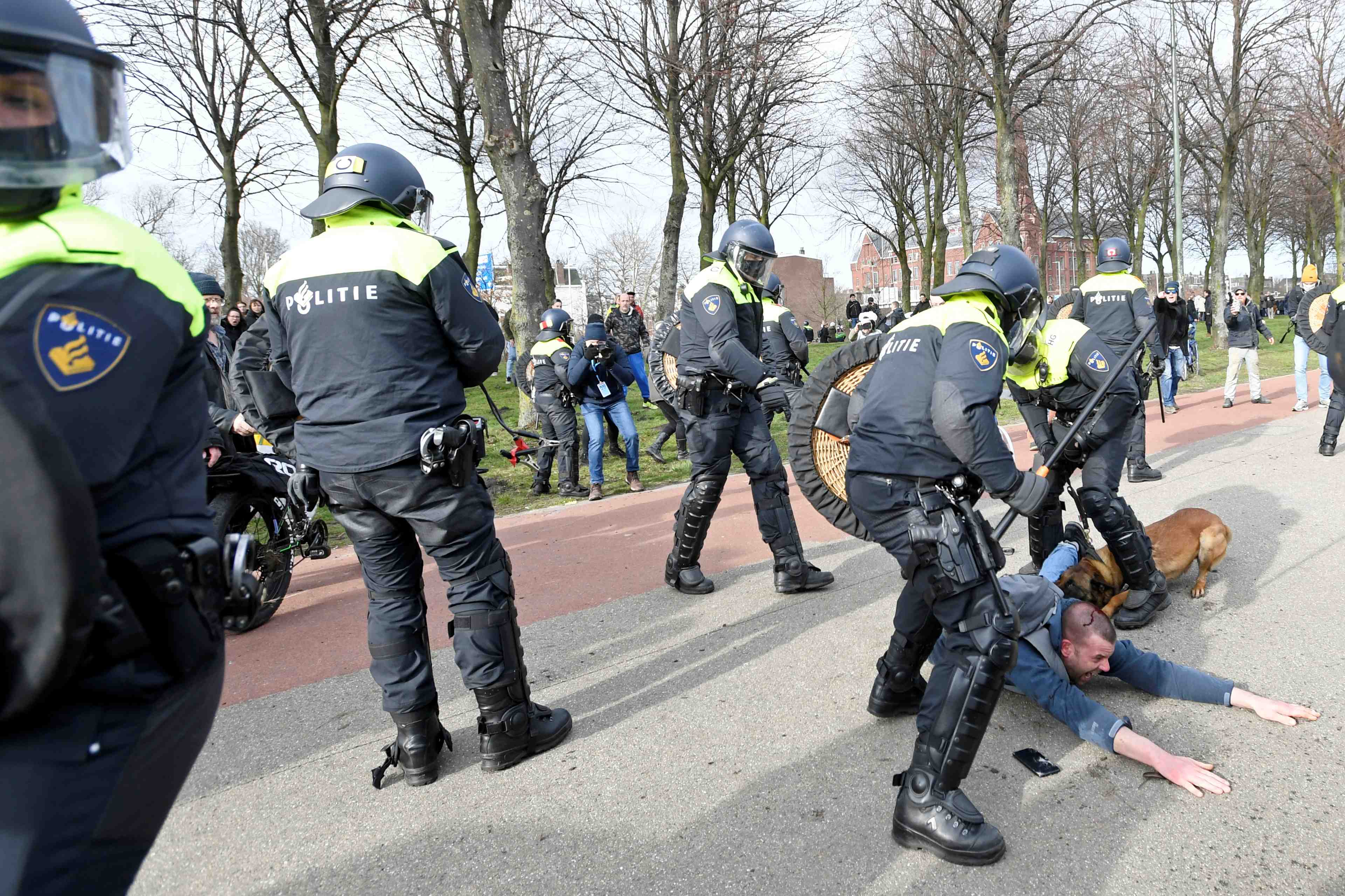 La police neerlandaise disperse une manifestation anti-confinement a la haye
