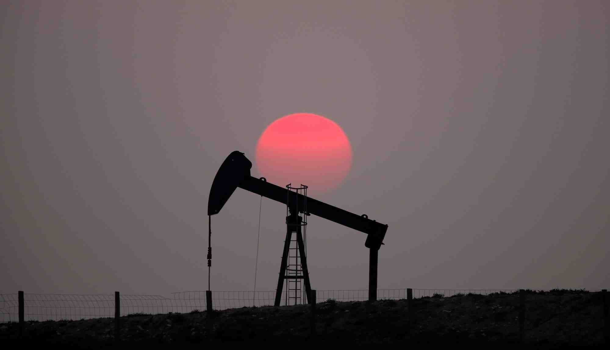 Face a la penurie de petrole, l'aie prone une reduction les transports