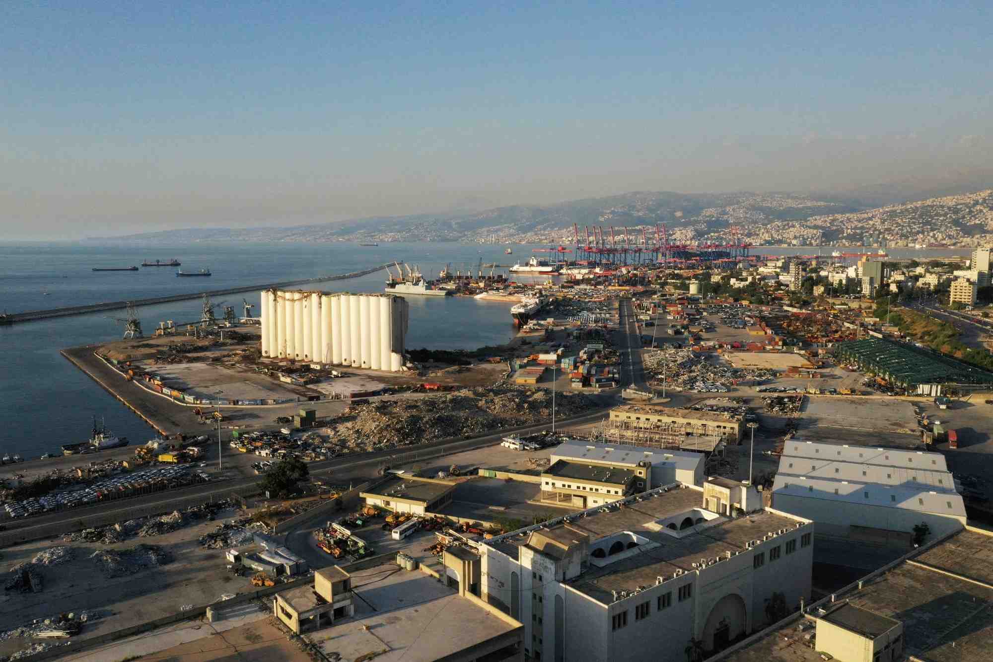 D'autres silos s'effondrent dans le port de beyrouth