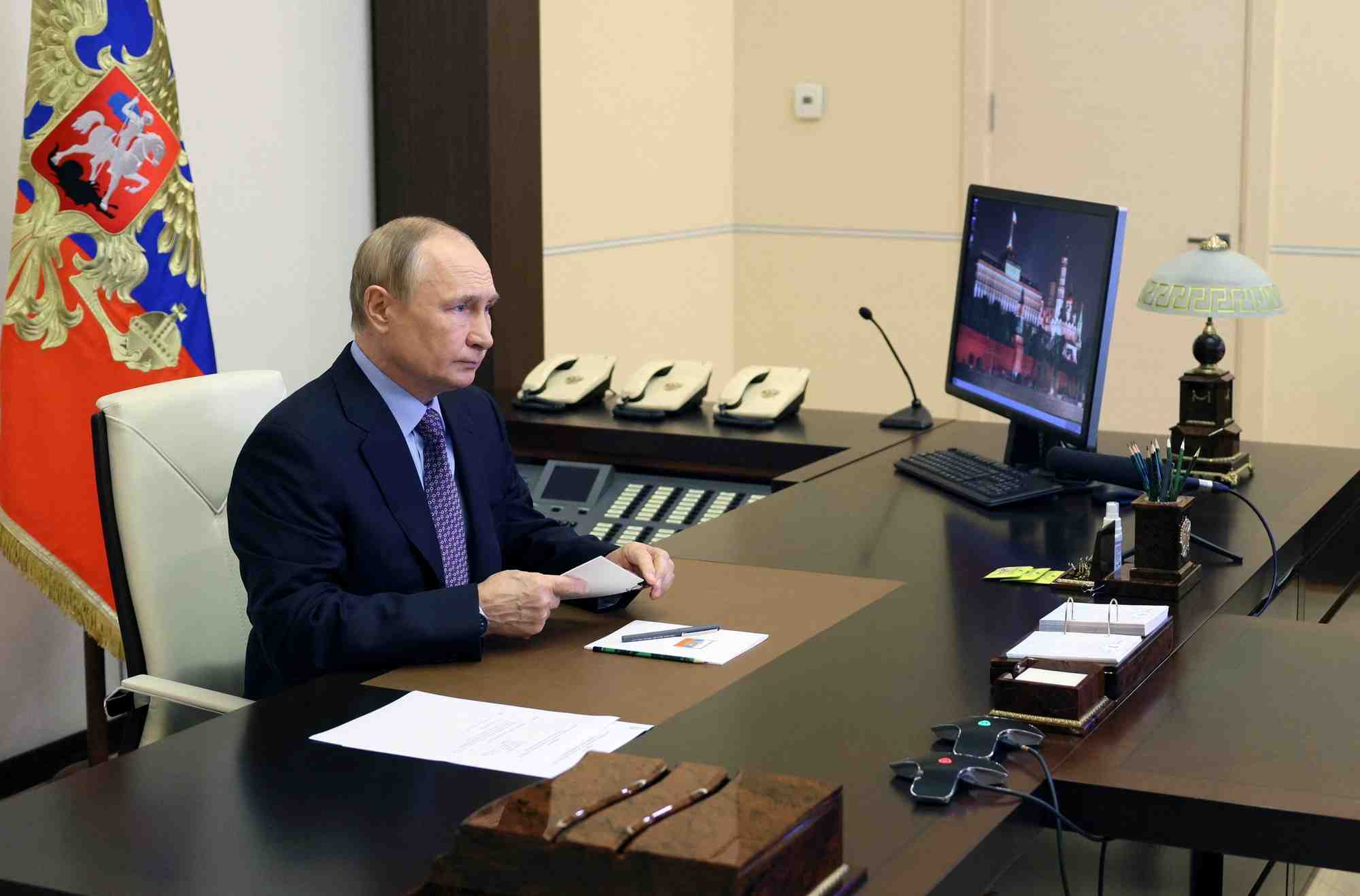 Vladimir poutine participe a une reunion par videoconference
