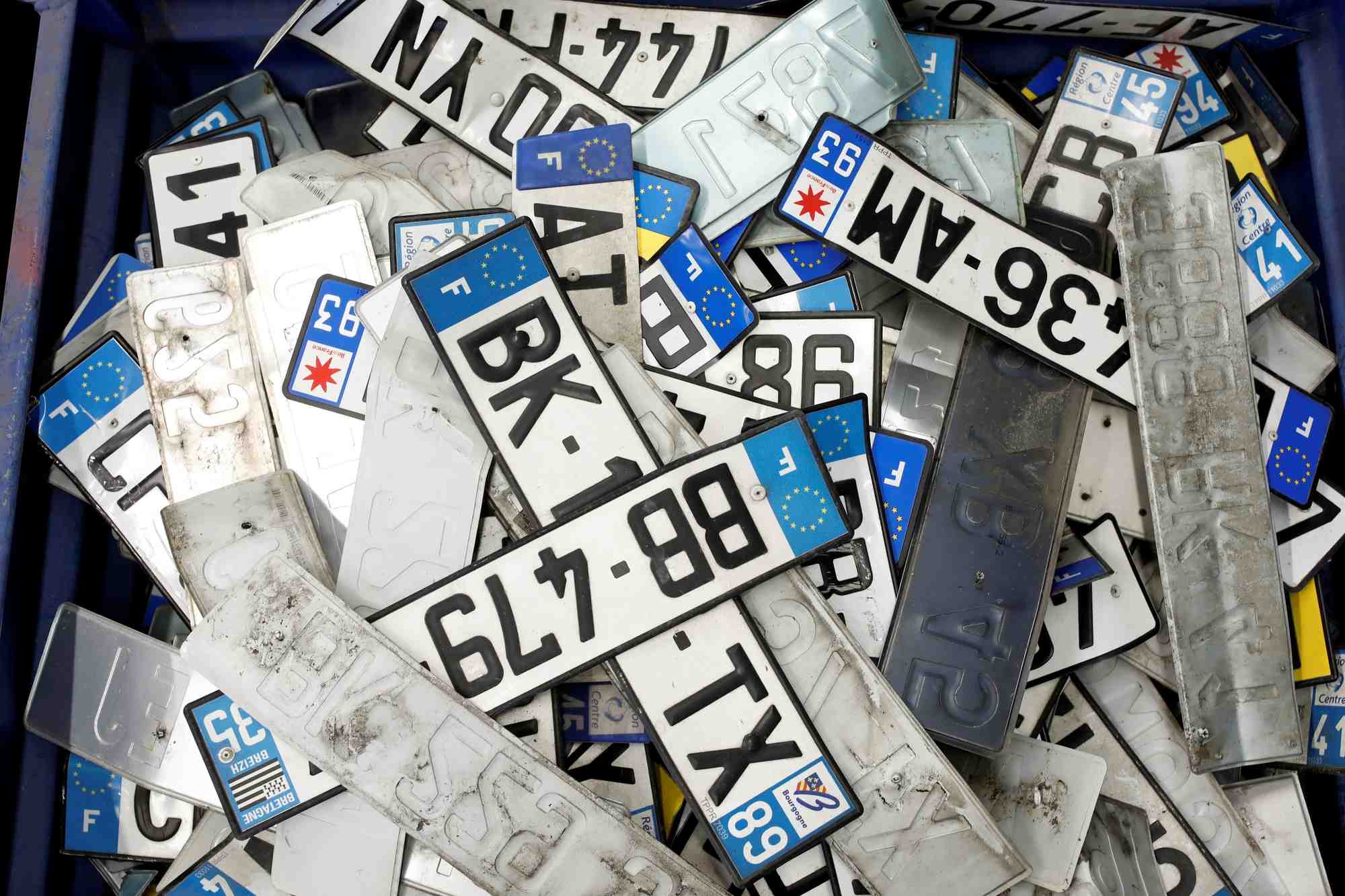 Des plaques d'immatriculation retirees de voitures dans un centre de demantelement d'indra automobile recycling a pruniers-en-sologne