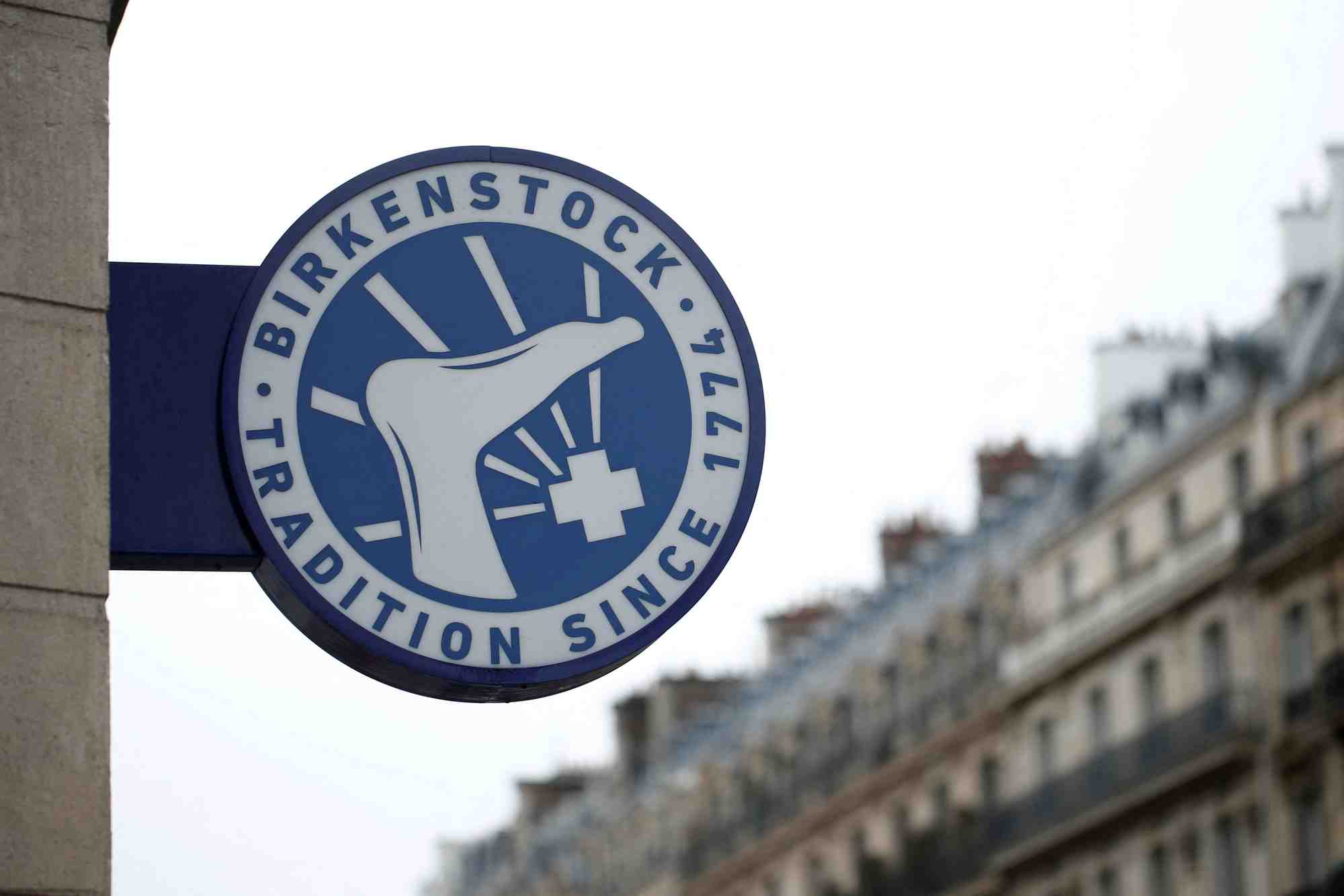 Un logo a l'exterieur d'un magasin de chaussures birkenstock a paris