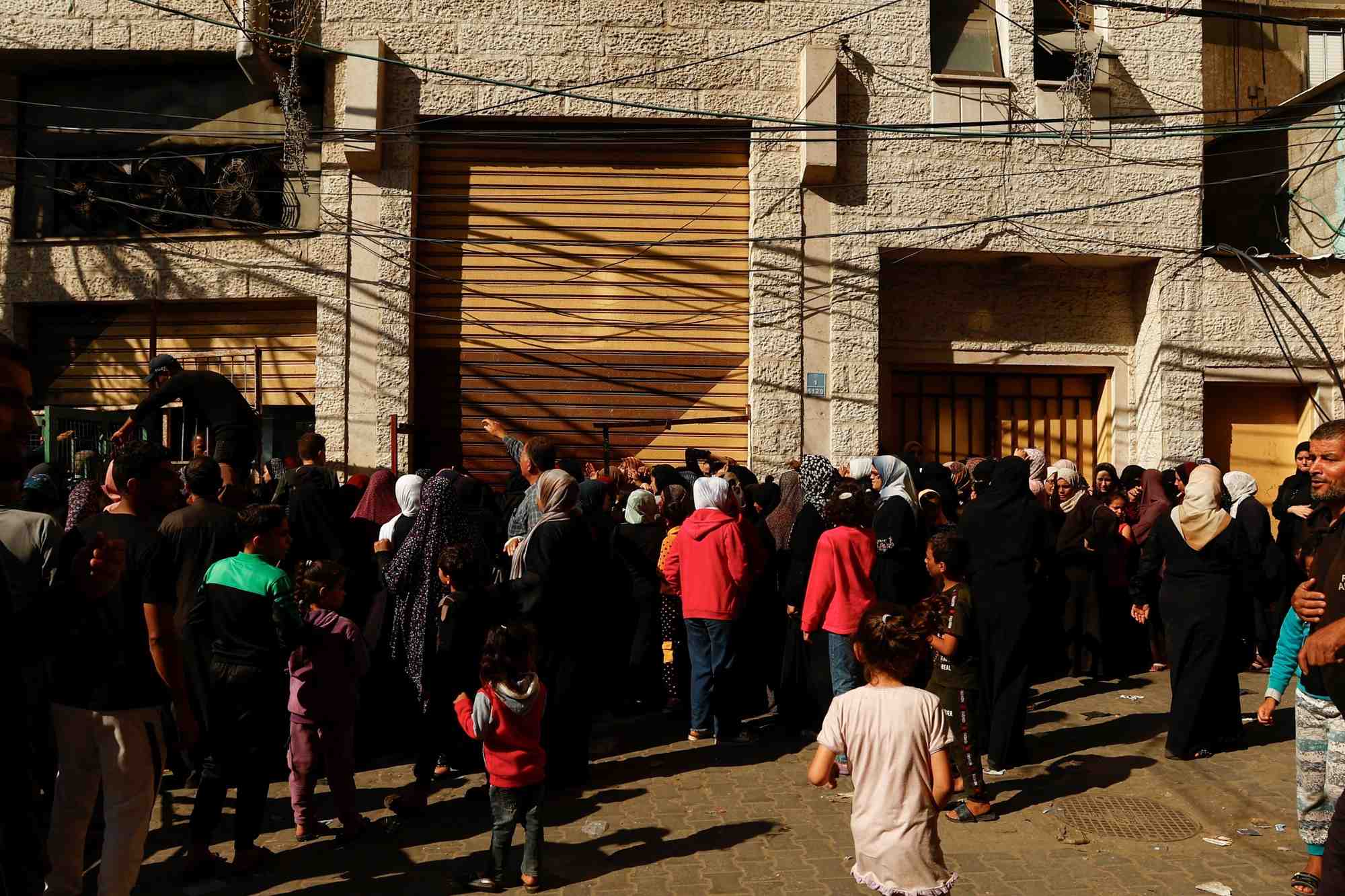 Des palestiniens faisant la queue pour acheter du pain dans un contexte de penurie a gaza