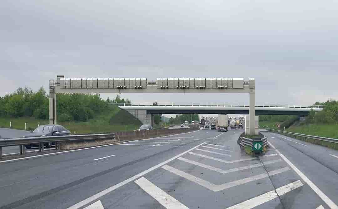 Des portiques, qui détectent les plaques d'immatriculation, ont remplacé les barrières de péage sur l'axe qui relie Paris à la Normandie.