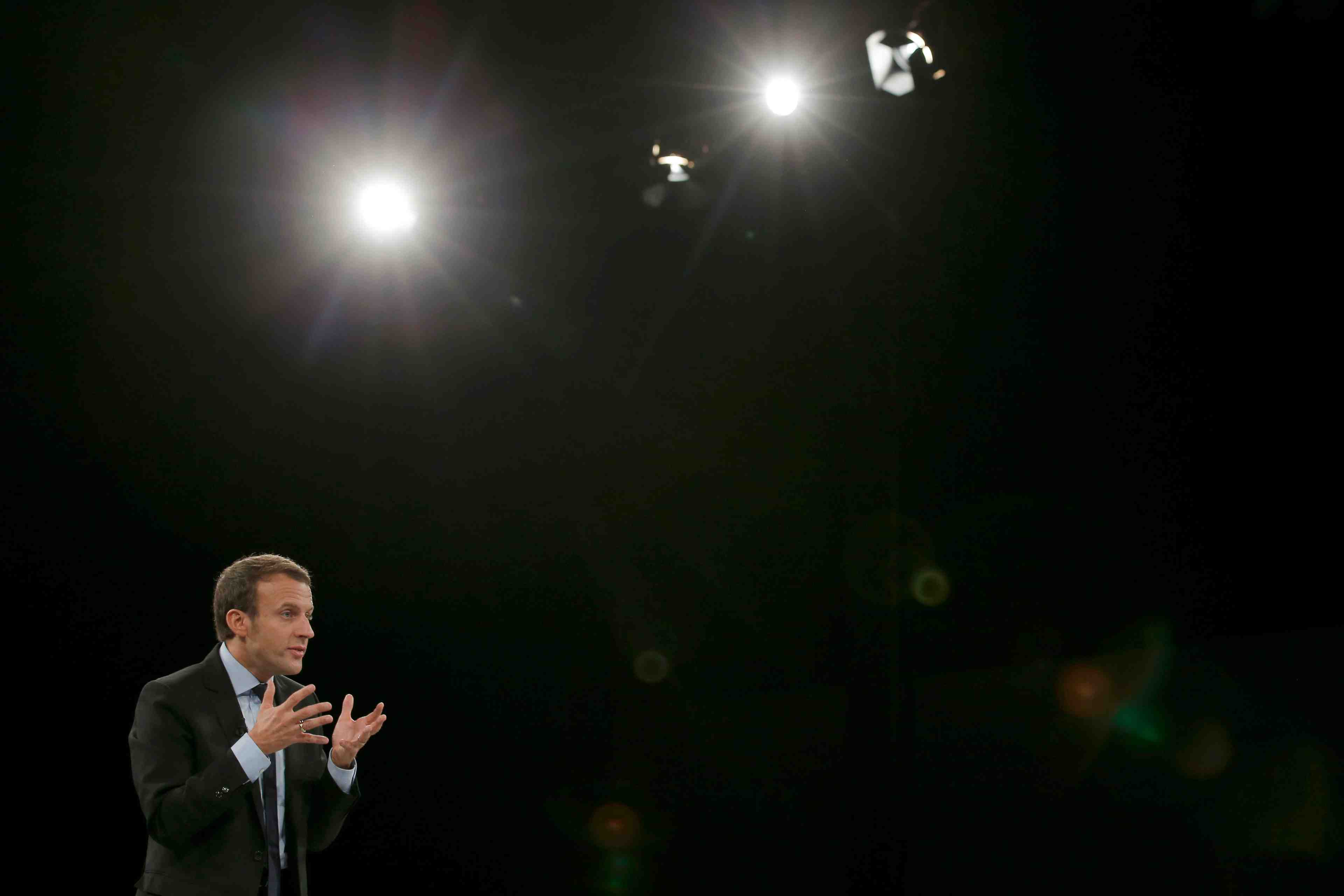 Macron cible par la majorite apres son meeting