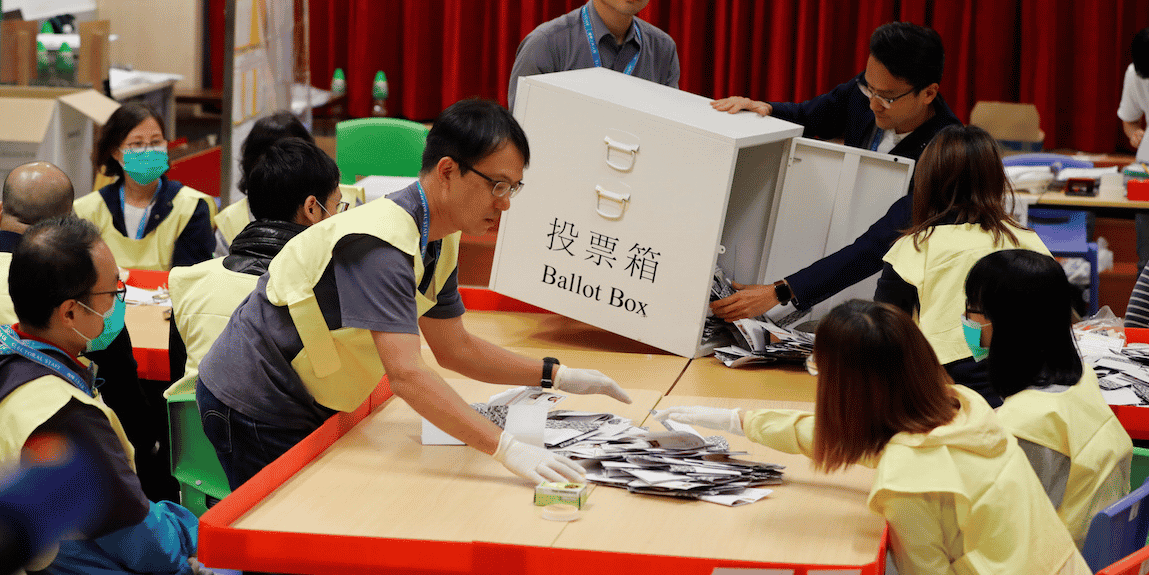 Un bureau de vote à Hong Kong au moment du dépouillement.