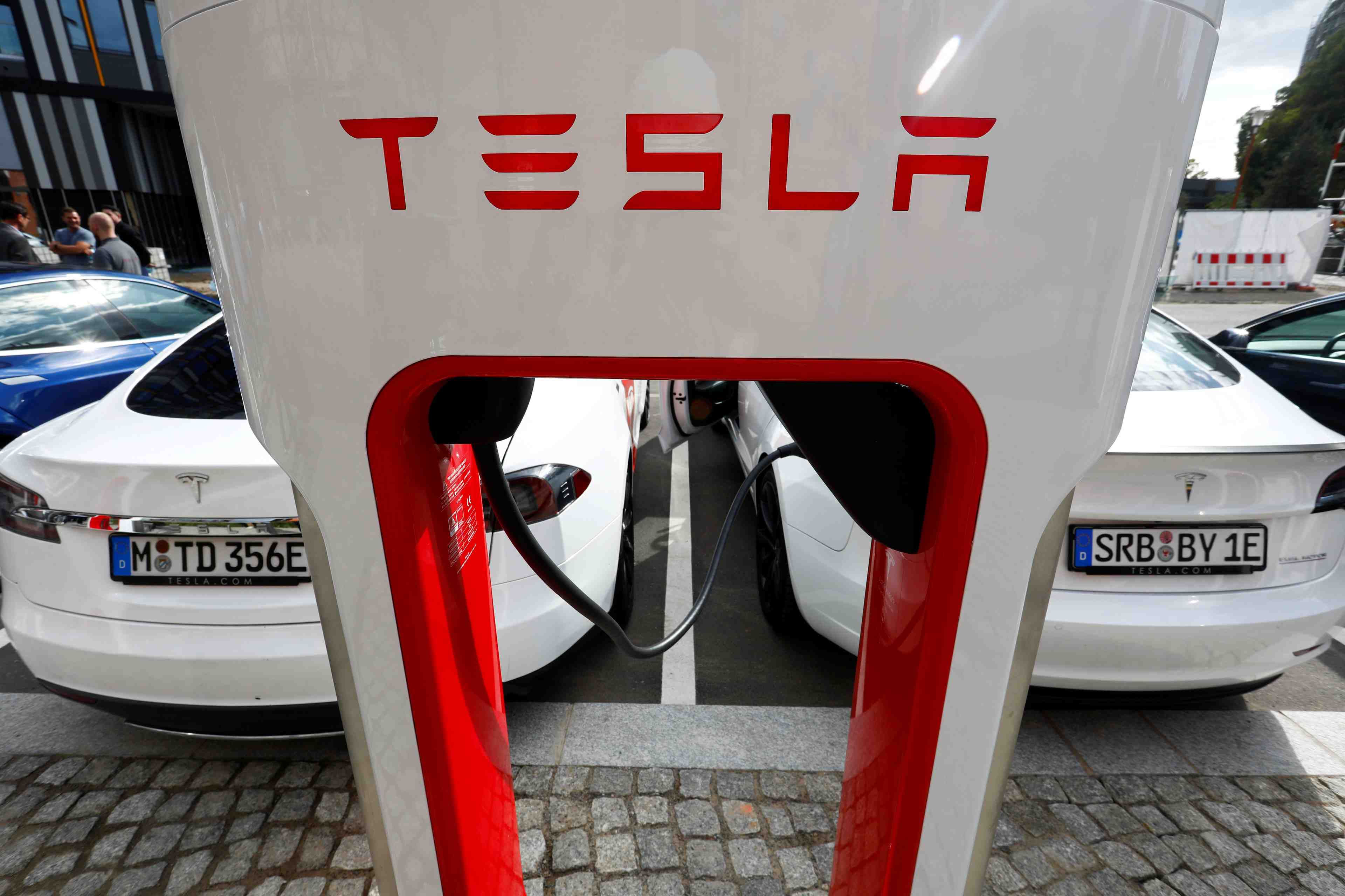Tesla dit avoir investi 1,5 milliards de dollars dans le bitcoin, qui bondit